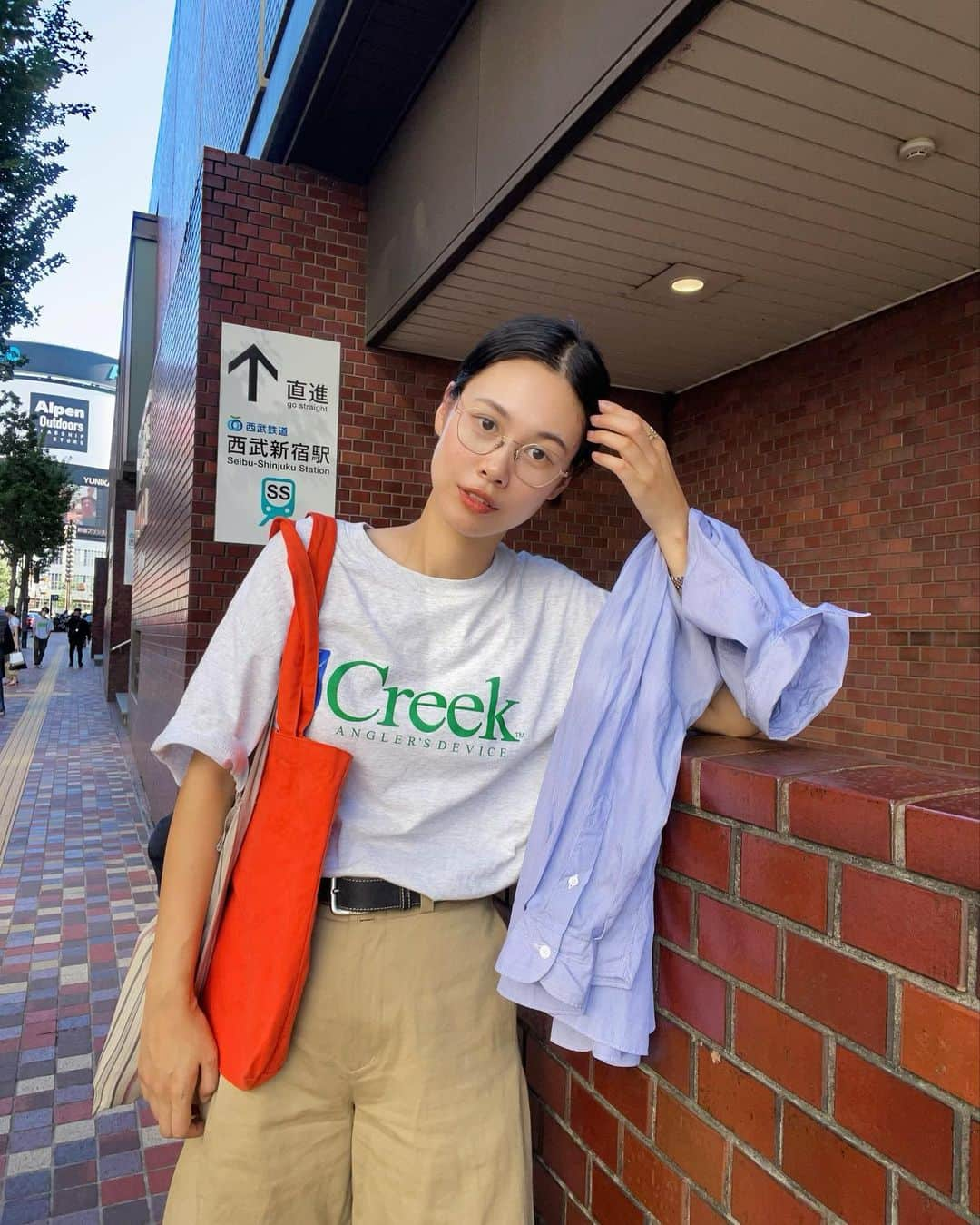 田中シェンのインスタグラム：「밥 먹었어？ ご飯は食べましたか？🤓  Tops @creek_anglersdevice  Shirts #comolishirt  Pants @yaeca.ikkaku  Stripe bag @amomento.jp  Shoes @kleman_france  Glasses @kearny_eyewear  新大久保駅にて韓国小旅行気分で さんぽしてまいりましたっ🇰🇷 途中友達が抜けて、でも一人でも サムギョプサルを食べたくて探しまわったら とてもいい出会いがありましたっ🙋🏻‍♀️💯  _______________________________  #新大久保駅  @seoul_tiramisu  _______________________________  新大久保駅に降り立ち、チュロス屋さんに辿りつく までに目に入ってしまい衝動買いしました🤦🏻‍♀️💓 カップに入ったいちごティラミスって ビジュアルが爆発してる...🍓💥✨ 食べ歩きに最適だった！けど、ティラミスという よりチーズケーキみたいな🍰味だったので 甘甘が苦手な人にはおすすめしないかも☺️💦 _______________________________  @111_churros  _______________________________  新しくできた噂のチュロス屋さん✨ 実は、チュロス初体験の田中、 チョコソースとか普通の味にすればいいのに なぜか、チリヨーグルト味という少しクセが強い ディップソースに🤣 甘いとしょっぱいは永遠に行けるのが実証されてる ので間違いない味でした😋🙏🏻💯 チュロスがもちもちっ‼️ 店内にはステンレスの什器がたくさんあって モダンな雰囲気でした🏠 _______________________________  @gogiiyagi  #肉の物語  #一人サムギョプサル  _______________________________ チュロス屋さんを出たところで、 友達は用事があり解散🤝 でも、せっかく新大久保に来たんだから サムギョプサルを食べたい‼️一人では入れても 鉄板で焼いてくれるお店は少なくて…. (厨房で焼いてくるスタイルとか、2人前からとか😭) ここのお店は、目の前の網で焼いてくれるし、 おつまみも盛りだくさんでとても良かった‼️ 肉も肉厚ジューシーでした👏 #チャミスル を一本一人で空けるのは いくらなんでも無理だったのでみなさんも 気をつけて⚠️🫠💥 _______________________________  個人的には　ソウル市場 が一番楽しかった！ _______________________________  If you are happened to be solo tripping in Tokyo. And want to enjoy Korean bbq, there’s not many  Restaurant u can do that. 🍖  But this one , @gogiiyagi  Serves u the bbq as if ur here with ur friends, or family or couples! I mean usually if u are solo , they give u in  Hot plate, not real bbq in front of you. Meat is juicy And try #souju with it! I bet u will fall in love ❤️ _______________________________ #新大久保グルメ巡り #新大久保食べ歩き  #新大久保スイーツ #新大久保コリアンタウン  #新大久保サムギョプサル  #新大久保散歩 #新宿さんぽ #shinokubocafe  #creekanglersdevice #klemanpadre  #fallfashion2023 #streetchicfashion  #メンズファッションスタイル #秋冬ファッションコーデ  #スポーティーコーデ #メガネ女子👓  #일본여행🇯🇵 #東京観光🗼  #yutenji  #여행일기✈️ #푸드스타그램🍴  #카페스타그램☕🍨🍰 #每日穿搭分享  #日系穿搭必備」