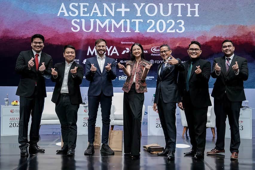 ラライン・シャーさんのインスタグラム写真 - (ラライン・シャーInstagram)「Waktunya anak muda ambil peran dan turun tangan 🙌🏻  Senang sekali hari ini saya bisa bertemu dengan generasi-generasi muda yang semangatnya sungguh luar biasa. Bersama Climate Strategy Advisor to the World Economic Forum, Nathan Cooper, Chief Commercial Officer (COO) Sarisuki Philippines, Bam Meija, @ralineshah, dan @michaelvsianipar, saya hadir sebagai panelis dalam forum ASEAN+Youth Summit 2023 di Jakarta  Saya menaruh harapan besar terhadap generasi muda untuk mengambil peran strategis dalam memastikan penciptaan lapangan kerja dan turun tangan dalam isu-isu keberlanjutan. Karena berkaca pada peristiwa covid-19 beberapa tahun lalu, ternyata anak muda sangat memberikan kontribusi yang signifikan terhadap upaya pemulihan sektor pariwisata dan ekonomi kreatif.   Dengan semangat dan energi yang positif, didukung dengan ide kreatif dan inovatif, saya yakin generasi muda bisa menghadapi tantangan global dan membantu kebangkitan ekonomi serta wujudkan 4,4 juta lapangan kerja di tahun 2024.」9月7日 19時50分 - ralineshah