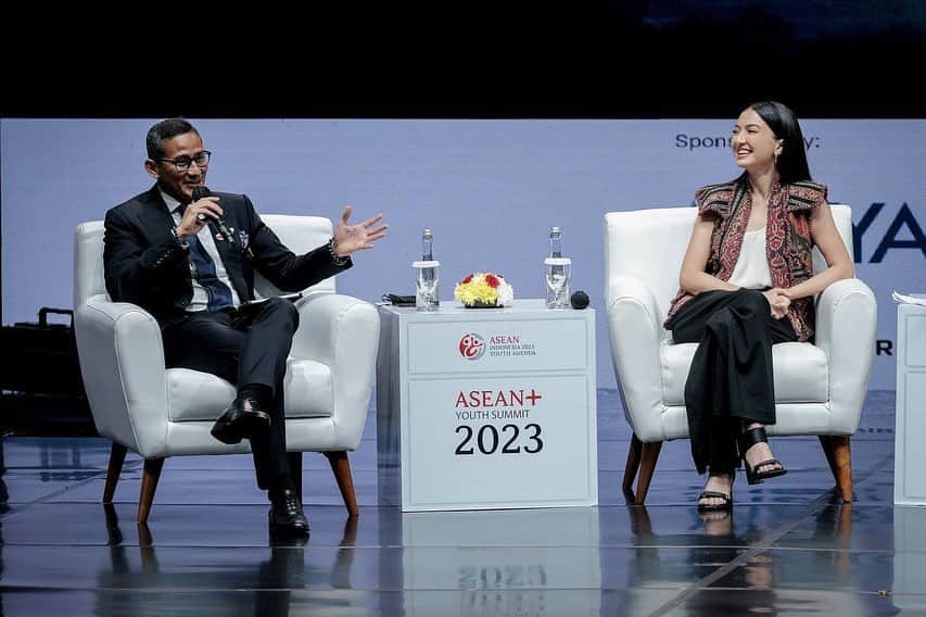 ラライン・シャーのインスタグラム：「Waktunya anak muda ambil peran dan turun tangan 🙌🏻  Senang sekali hari ini saya bisa bertemu dengan generasi-generasi muda yang semangatnya sungguh luar biasa. Bersama Climate Strategy Advisor to the World Economic Forum, Nathan Cooper, Chief Commercial Officer (COO) Sarisuki Philippines, Bam Meija, @ralineshah, dan @michaelvsianipar, saya hadir sebagai panelis dalam forum ASEAN+Youth Summit 2023 di Jakarta  Saya menaruh harapan besar terhadap generasi muda untuk mengambil peran strategis dalam memastikan penciptaan lapangan kerja dan turun tangan dalam isu-isu keberlanjutan. Karena berkaca pada peristiwa covid-19 beberapa tahun lalu, ternyata anak muda sangat memberikan kontribusi yang signifikan terhadap upaya pemulihan sektor pariwisata dan ekonomi kreatif.   Dengan semangat dan energi yang positif, didukung dengan ide kreatif dan inovatif, saya yakin generasi muda bisa menghadapi tantangan global dan membantu kebangkitan ekonomi serta wujudkan 4,4 juta lapangan kerja di tahun 2024.」
