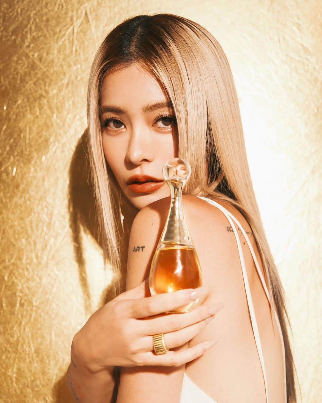 林咖安（Lyla）のインスタグラム：「✨⭐️✨⭐️ 每次送禮物絕對不會失誤的香水！ 我的夢幻名單一定有《J'adore 澄淨香氛》和《J’adore頂級金緻香精》💫  由於這是一個超級經典的香水😍 所以認真研究了一下這款香氛的歷史💛 《J’adore頂級金緻香精》是在2010年 華麗誕生的香氛⭐️ 2023全新《J’adore頂級金緻香精》 則是迪奧香水創意總監Francis Kurkdjian的 首款迪奧女香🫶🏼  融合「橙花」、「大花茉莉」、「玫瑰香精」的花香精華，香氣純粹濃郁但又充滿溫柔和優雅的氣息🥰 日常微量，夜晚搖身為女神降臨的香氛首選💕  📝特別重要的是：可補充式的設計！ 讓《J’adore頂級金緻香精》是永續、性感、美麗的存在。  我最喜歡在值得紀念的場合穿上它，不論是跟另一半還是跟好姊妹的聚會，豐富又有層次的花香調，「 不論誰噴 」都能散發獨特的魅力。  另一款，是精緻女孩必備的《J'adore 澄淨香氛》 幾乎全系列從香氛到身體霜、閃耀凝霜都在我的化妝檯上💡 而且《J'adore 澄淨香氛》是無酒精的香氛歐！  以水作為基底的花束香水✨ 自然清新的香氣裡有南法橙花、小花茉莉、木蘭花，自然花香味完美融入所有場合💗  輕柔澄淨的氣息特別適合日常在家中使用，就像穿上自己最舒服的一件睡衣一樣親膚自在🥰  除了手腕，我也會微微噴在頭髮上（ 小撇步 ）  乳白色結合金色絲線纏繞的瓶身設計 奢華中也可以是個療癒香氛💎  《J'adore 澄淨香氛》和《J’adore頂級金緻香精》 兩位迷人的朋朋，我不選，我都要！🤣  （ 終於有一款男生看得懂的香水，覺得感人 ）  你們說是不是！！！  #DiorBeauty #DiorJadore  #Jadore澄淨香氛  #Jadore頂級金緻香精 #flowersaregold」