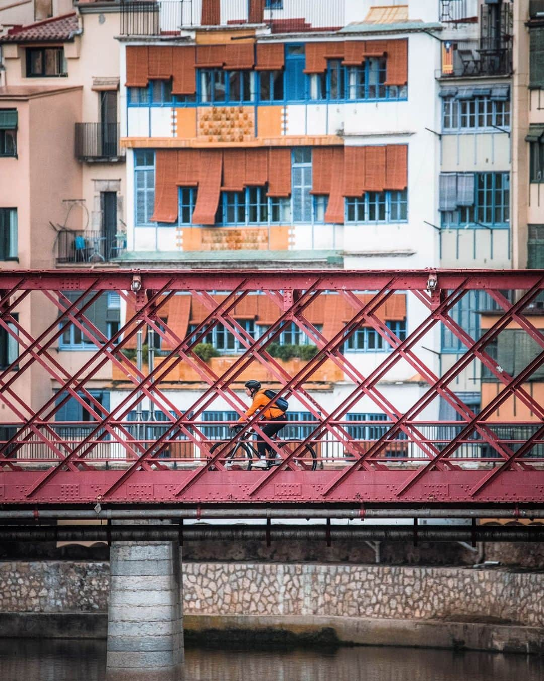 Suuntoのインスタグラム：「Small, everyday choices are the beginning of a change. Track your human-powered commutes with your Suunto and see how much CO2 you have saved compared to driving the same distance. ⁣ ⁣ 🔺Learn more through the link in our profile.⁣ ⁣ 📷 @rsalanova⁣ ⁣ #Commuting #BikeCommute⁣ #Suunto #AdventureStartsHere⁣」