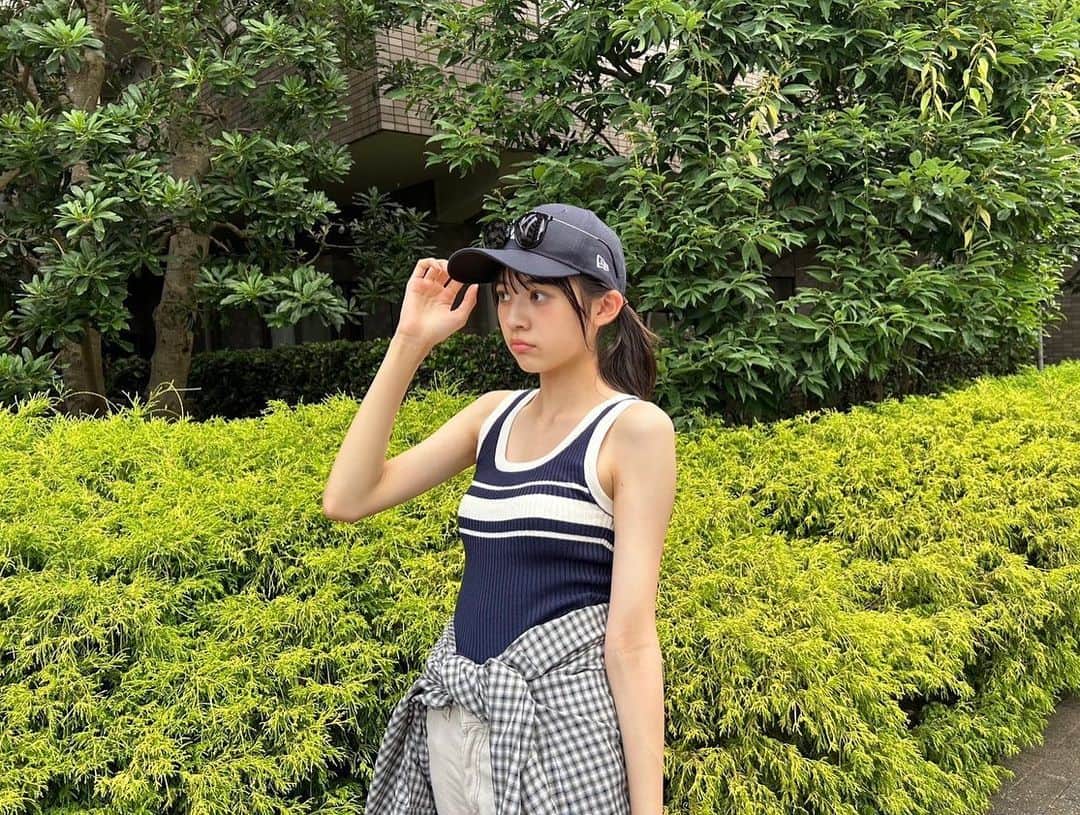 のインスタグラム：「今年夏タンクトップたくさん着た気がする、！  この日撮影で青アイラインしてるの~！  みんな夏何した？？☀️  #吉本麗南#ニコラ#nicola#ニコラ10月号発売中#ニコモ#ﾚｲﾅﾉootd」