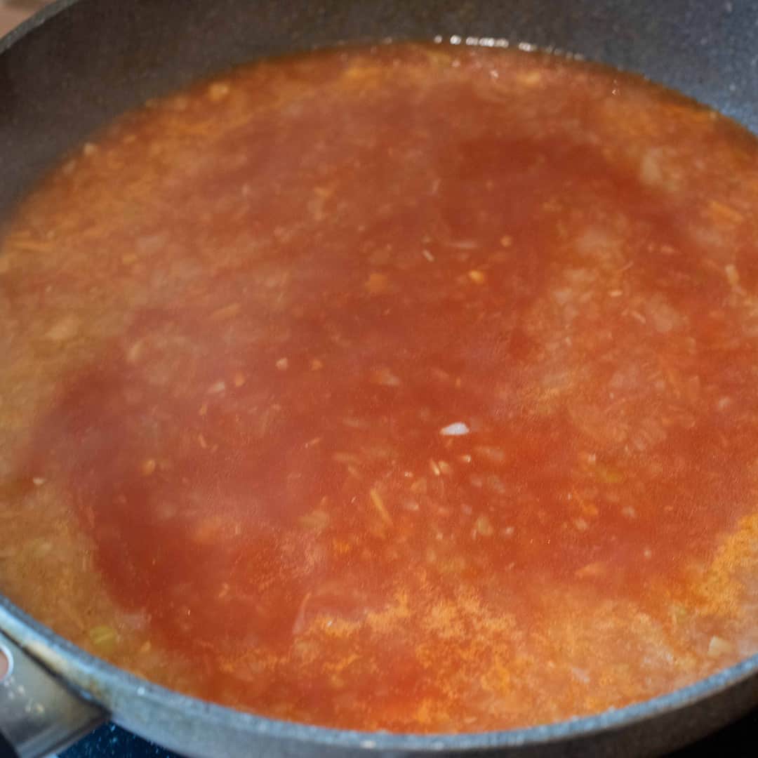 おうちごはん編集部さんのインスタグラム写真 - (おうちごはん編集部Instagram)「【 #本気のブイヤベース 】#レシピ あり▼  ゆっくり料理ができる休日は、キリッと冷えた白ワインと一緒においしい魚介料理はいかがですか❓  今回は魚介と野菜の出汁が絶品‼本格的なブイヤベースのレシピをご紹介します😉  ちょっと特別な日やしっかり料理がしたい日におすすめです😍  ★このレシピを作ってみたいと思ったら、ぜひ保存して試してみてくださいね♪  --------👇レシピ👇---------  本気のブイヤベース  ▼材料（2人前） ・スルメイカ……1杯 ・タラの切り身……4切れ ・アサリ……300g ・ブラックタイガー……10尾程度 ・セロリ……1本 ・玉ねぎ……1個 ・にんにく……1房  ・ローリエ……1枚 ・タイム……少々 ・サフラン……ひとつまみ ・サラダ油……大さじ4 ・オリーブオイル……適量 ・水……500ml ・トマトピューレ……300g ・アンチョビペースト……小さじ2 ・白ワイン……150ml ・コンソメスープの素……小さじ2 ・和風顆粒だしの素……小さじ1 ・砂糖……小さじ2 ・塩……適量 ・プラックペッパー……適量  ▼下準備 ・アサリは塩抜きし、スルメイカは嘴や肝、軟骨を処理し食べやすい大きさにカットする。  ・ブラックタイガーは足を取って殻を剥き、背腸を取っておく。殻だけキッチンペーパーなどで水気を切って残しておく。  ・タラは食べやすい大きさにカットする。  ・玉ねぎとにんにくはみじん切り、セロリは葉部分を食べやすい大きさにカットし、それ以外はみじん切りにしておく。  ▼作り方 1. フライパンにサラダ油をひき、焦げないように弱火〜中火で5分程度、海老の殻をカラッとするまで揚げ、海老油を抽出する。  2. 別のフライパンにオリーブオイルをひき、にんにく1/3を入れ香りがたつまで炒めたら、セロリ、玉ねぎを入れて強火で5分程度炒める。  3. 2に水とトマトピューレ、ローリエ、サフラン、タイムを入れて軽く塩を振り、20分程度弱火で煮込む。  4. 3をザルとボウルを重ねたものに注ぎ入れ、ヘラなどを使って濾しスープだけを抽出する。  5. 両手鍋などに1の海老油を入れ、残りのにんにくを入れて香りがたつまで炒めたら、中火でアンチョビ、海老、スルメイカを入れて塩を振り炒める。  6. タラを皮目から入れ、焼き目がついたら身が崩れないように裏返す。アサリを入れたら強火にして白ワインを入れて蓋をし、3分程度煮る。  7. アサリが開いたら、4のスープとコンソメスープの素、和風顆粒だしの素、砂糖、塩ひとつまみを入れて混ぜ、セロリの葉を入れてさっと煮る。 ※濃いめの味付けなので、濃ければ水を足すなどして調整してください。  8. ブラックペッパーを削り、完成。  photo by @ouchigohan_ojisan  🔽「本気のブイヤベース」のレシピは、おうちごはんの記事でもご紹介しています！ https://ouchi-gohan.jp/3931/  ------------------ ◆このレシピを作ってみたいと思った方は「保存📄」を、おいしそうと思った方はぜひ「いいね♥」してね😚  ◆ #おうちごはんLover を付けて投稿するとおうちごはんの記事やこのアカウント、おうちごはん発信のトレンドリリースなどでご紹介させていただくことがございます。スタッフが毎日楽しくチェックしています♪  ［staff : さっちー］ ------------------  #おうちごはんlover #おうちごはんラバー #ouchigohanlover #デリスタグラマー #ouchigohan #おうちごはん #ブイヤベース #ブイヤベースレシピ #レシピ #ブイヤベース #魚介 #魚介レシピ #魚介料理 #本格レシピ #もてなしオトコメシ #recipe #soup #スープ #海老 #休日ごはん #おもてなし」9月7日 20時00分 - ouchigohan.jp