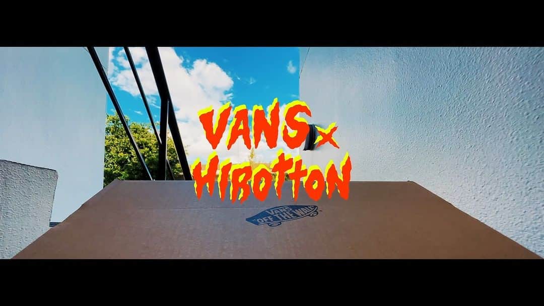 ヴァンズのインスタグラム：「VANS x Hirottonコラボレートコレクションのムービーが完成。普段からVANSを愛用するHirottonのライフスタイルを表現した今作には、スケーター仲間やモデル／ミュージシャンの大柴裕介らが出演。非日常な世界観が入り混じったハイクオリティーなムービーをチェックしよう。  VANS x Hirottonコレクションは、2023年9月16日(土)AM11時より、VANS STORE HARAJUKU限定で販売開始。 同店の3周年を同時に祝うエントランスフリーのリリースパーティーも、発売前日の9月15日(金)に開催。  @hirotton 🎥: @motonoriomori_lee」