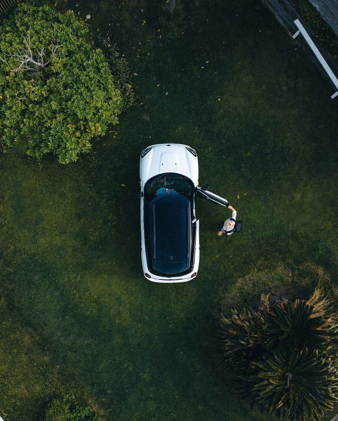 MINI Japanのインスタグラム：「「かくれんぼ、スタート！」    MINI Crossover PHEVの美しい佇まいを一歩引いたところから堪能したいから、「みーつけた」とは、なかなか言い出せない。    📸 : @ussiy_films    #MINIJapan #CrewOfMINI #MINICrossoverPHEV」