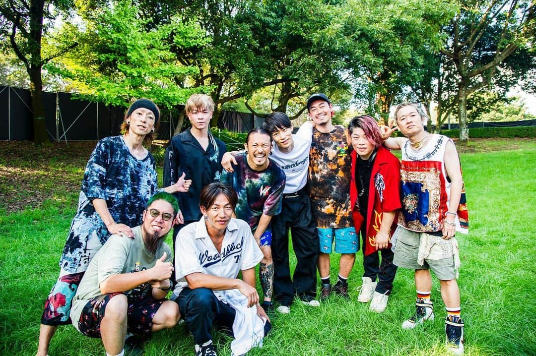 KENTAさんのインスタグラム写真 - (KENTAInstagram)「1CHANCE FESTIVAL 2023 2日目 ⁡ 今年の2日目アーティストはこちら‼︎  MONGOL800 ASIAN KUNG-FU GENERATION KREVA ONE OK ROCK UVERworld ELLEGARDEN ⁡ MONGOL800 「Enjoy yourself」のESから 朝イチ「あなたに」は反則やって。 そっからの「Love song」やろ。。 思い入れがある曲が続いて琉球バイブスに号泣。 アンコールでは愛彌々もコラボして下さりました。 キヨさん サッシ サポートメンバーの雰囲気が心地良くて愛彌々ツアーを回っている時に こんな楽しいツアーの回り方があるんやなって 思った。やけん愛彌々2を密かに素早く作り上げて またツアーご一緒させて下さい。 余談やけどキヨさんとサシ飲みした時 キヨさんハイボール60杯以上呑んでいた。 その日気が付いたら外はチュンチュン いっていたもんな。 ⁡ ASIAN KUNG-FU GENERATION もろアジカン世代で育ったから 君という花 リライト沁みたなー。 TAKAと袖からみたり表から観たり 興奮したなー。打ち上げでゴッチさんと イヤモニについてだったりお話させて 頂いたりこの世代がなかったら バンドやってなかったと思うから 1人でさらにまた興奮したなー。 次回もまたご一緒出来るように 日々リライトしていきます。 ⁡ KREVA 地元におった時 HIPHOPとレゲエが 僕のルーツでその当時 本当は KICK THE CAN CREWになりたくて でもなれんくてバンド始めて今に至るんやけど。 基準～2019ver.～ ひとりじゃないのよ feat.SONOM イッサイガッサイ～2019Ver.～ 音色～2019Ver.～ 客席のオーディエンスが引くくらいPAブースで 夏フェスしたなー。バリカッコよかった。 KREVAさんとご一緒に楽曲作らせて頂いたら こんな色合いでこのくらいのキーとかテンポでとか 1人あがっていました。 久しぶりにheadsに戻らせて頂きました。 ⁡ ONE OK ROCK アジアツアーの準備で 忙しい時期に出演してくれて 感謝でしかないよ。 同世代で日本から世界へと戦うチームで ライブもスケールのデカさに喰らいまくりで 真っ直ぐなMCと軽快なパフォーマンス とんでもない歌唱力とそれを支える演奏力 新曲のMake It Out Aliveも初披露して くれて昔からあったキラーチューンかと 思うくらいの盛り上がりでした。 アジアツアーも楽しみやし 11月には東京ドームを貸し切って マイファスとの2マンもあるし 行ける所はもちろん参戦させて頂きます。 ⁡ UVERworld 1日目にもTAKUYA∞君と真太郎君が 遊びに来て下さりました。 1日目が終わった後に TAKUYA∞君に電話をかけたら 熊本の街を10キロ爆走している途中やった。 雨と晴れを自由自在に操り、全ての演出や特効を 使い果たし何処にいても関係なくTAKUYA∞君は そのままでUVERworldは最強で圧巻のライブでした。大好きなPRAYING RUNとENが聞けてもう感無量。あとUVERworldとWANIMAで曲を作る事があったら楽しいだろうなー。 ⁡ ELLEGARDEN ウルトラマンがずっとスペシウム光線を 放ち続けているくらいの破壊力。 エルレのセットリストを見た時の僕の感想です。 先輩…本気やん。。。と思いながらも ライブではお客さん大爆発しとったなー。 演者たちもバリあがっていて 細美さんから「並びがワンオク ウーバー 俺たち ワニマでしょ?絶対俺たちを潰しにかかりにきてる」と言われ、もちろんそんな事ないとけど 色んな世代のバンドに かなりの影響を与え続けているエルレ。 俺もそのうちの1人で本当に本当に強かった。 次回はライブハウスでもどこでも対バン よろしくお願い致します。 ⁡ 今年も今まで支えてくれた人達を呼んで 大好きなアーティストを御招待して 地元熊本で無事に開催出来ました。 3つきていた台風問題 体調管理や天気も心配する事なく 2日間やり切る事出来ました。 ステージでは感謝と情熱をぶつける事が 出来ました。 今までの道のりを忘れる事なく これからもWANIMAをこのフェスを 守っていけるようにやっていきます。」9月7日 20時01分 - wanimakenta