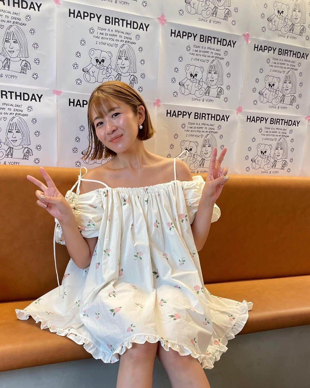 のインスタグラム：「健康体型管理について、すごくたくさんDM質問頂くので40歳になった今初めて書いてみます。恥ずかしいけども.. 長いけど興味ある方は読んでみてください🙏全然完璧にはできないけど日々のちょっとした事で絶対かわります！  i wanted to write in english too but there is a character limit sorry...  まずあんまり載せたくないけど😅5、6枚目に載せたのは5年前くらいの私です。別に太ってないけど浮腫んでるの分かりますかねw? でも毎日見ている自分だから浮腫んでるの気がつかなくて... 体質改善始めてからどんどんむくみが無くなり顔が変わりました😂 目が大きくなったり、輪郭がかわったり。埋もれてました😂 20代は平気だったかもしれないけど、だんだんに浮腫は蓄積されていました😨 怖い  体質改善を始めたきっかけは、今月外食の予定ないしやってみるかーと、まず体質を変えなきゃいけないから食事で体の中を変えました。 まず2週間ほぼ同じものを食べて適量のランニング。ここでベースを作り、残りの日々は3食決まったものを。食事はビタミンとタンパク質を考えた簡単に作れるものを3食自炊。(@iwaimethod に教えてもらいながら🙏) 毎日先生に食べた物の写真を送っていたなw 朝は野菜スムージー、昼は豚肉しゃぶしゃぶ、キノコ、パプリカと、玄米30g😂　今考えたらグラムまで測ってやってたの凄すぎる自分😂 夜はトマト野菜スープなどの野菜中心薄味スープ。  人生の2ヶ月間くらい外食出来なくても死なないし！という謎な考えで始めましたが、友達には付き合いが悪いとかなり言われみんな引いてましたw  そしてついに無事に2ヶ月終了👏  2ヶ月後体重は7kgくらい減って、でもお肉がたくさん減ったって感覚よりはむくみが取れたって感じだったなぁ。 それに余計な塩分がなくなってスッキリ軽い😳   ここから普通の食事に戻していくんだけど、もちろん塩分前よりとるし体重も少し戻りました。が、1番驚いたのは体がむくみに対して敏感になっていた事。　大好きなお酒を飲むと、1杯で足が浮腫んでいくのがわかります。筋肉痛ではないけどふくらはぎに違和感。たくさん水も飲むようにしていたし、次の日に浮腫が響くようなことは飲みすぎない限りなくなりました。 お酒飲む時は同じ量の水を飲む。  ご飯も先に水を飲んで野菜を食べてからメインわ食べてみたり日々すぐ出来ることを気をつけています。 あと大事なことはコンビニご飯絶対食べません！ 添加物が浮腫の、、太る原因です。  そして、同じ頃ピラティスも始めました。 (他にも試してみたけど、私はピラティスが合ってたみたいです。)  私は決して痩せてませんw  ピラティスで関節を回したり、日々縮んでいる筋肉？とかを伸ばしたりして正しい姿勢にしていくことによって、見える部分スッキリしてきて首も長くなりました😨❤️ 写真3枚目、首長くなって嬉しい🥹　お肉も移動して行きましたw まだまだ理想の体型には程遠いけどw  週に1.2回のピラティスは気持ちいいし大好きでずっと続けていきたい🫶 @pilates_thesilk_hiroo @yasuyofukai   と、今まですごい完璧みたいにかいてますが、、🤣 わたしは0か100しか出来ない人間でして。 旅行ではもちろん暴飲暴食してしまうし、急に食べたくなったり。友達とご飯行ったら我慢もしたくないし。 暴飲暴食が続いたらいくら浮腫みづらくなった体も浮腫んでいくし、太ります。 食べるの大好きだし  ダメダメ時期がおわったら定期的に @yestokyo のジュースで５日間ジュースクレンズをします。撮影前にスッキリしたい時とかも。この5日間で本当にスッキリするし、またリセットされて日々の生活に戻れます。ジュースクレンズはもちろん食べないから体重は減るけど、浮腫の体重が減るだけで脂肪は減りません😅 てことは3-4kgいつも減るから3-4kgも浮腫が溜まっていたということなのです😨😨😨怖すぎます。 ちなみにジュースクレンズを初めてやった時の衝撃は忘れません。体の汚いもの💩で全て出ます。やった人しか分からないからぜひやってほしい やめられなくなります。  でも浮腫とかって体質の問題だから個人差もあるし。私はかなり浮腫やすい体質なのです。だからさらに必要な事なのかも。歳を重ねたら浮腫みやすくなるし。  といった感じで30代後半は過ごしてきました。 この生活を始めてからお肌も綺麗になったし、良いことしかありません。  自分のなりたい自分ってみんな違うから、それを探しながら何かにチャレンジしていくのもいいよね。新しい自分に出会って、自分がまず幸せな気持ちになればそれでOKだね🩷  でも自分に甘々な私は、これから先も浮腫んで、リセットしてを繰り返してゆく人生になりそうです😂 写真浮腫んでるなーと思ったら、今はダメダメ時期なんだとお察し下さい🙏🫶🩷  長い文章読んでくれてありがとうございました🙏  また美容で気をつけてる事や、おすすめなものなどこれからもっと紹介出来るように頑張ります！  素敵な歳の取り方をしたいから〜　🫶」