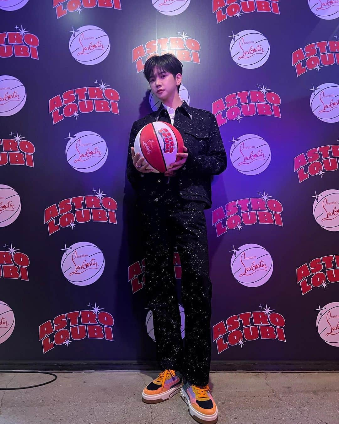 レン のインスタグラム：「@louboutinworld 🏀 #ChristianLouboutin #크리스찬루부탱 #Astroloubi #아스트로루비」