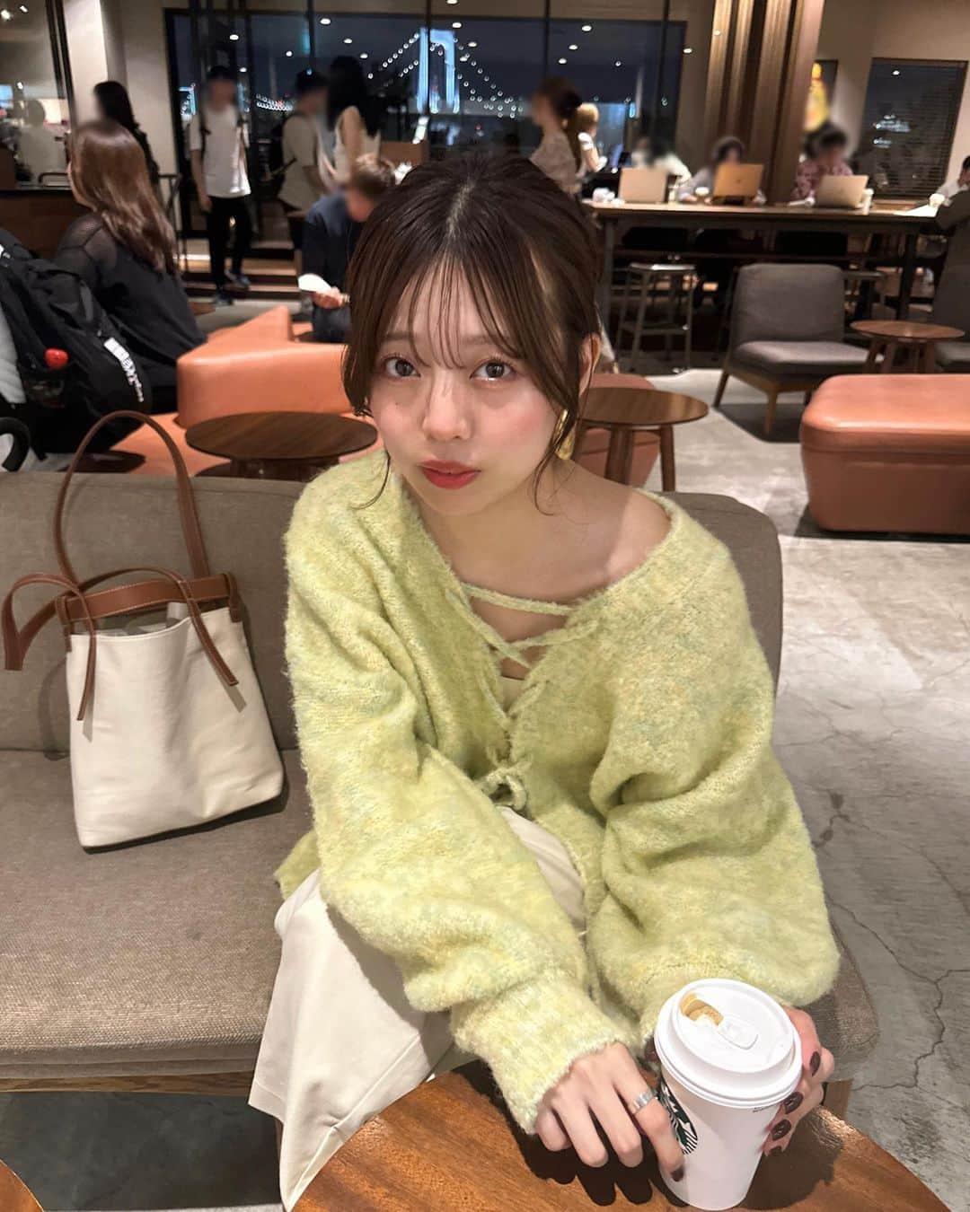 みなまつさんのインスタグラム写真 - (みなまつInstagram)「好きすぎるニット🧶 ⁡ サンプル上がったときからあゆきちに 見て!見て! と騒いでたニットが来週。🥿 ⁡ 来週からawのお洋服、本格的にはじまります まだまだ暑いけど、秋モチベあげるべく♡ ⁡ #mideal #マイディール」9月7日 19時57分 - minamatsu_