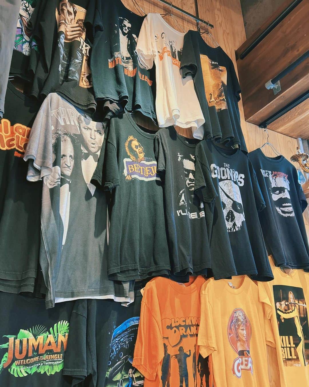 太田夢莉さんのインスタグラム写真 - (太田夢莉Instagram)「古着屋巡りって楽しいですよね。 5枚目、デニムのファスナーが開いているように見えますが開いていません。笑 私が今夏履きすぎました。@smallcatvintage  #vintagetshirt #converse #古着 #中目黒古着屋」9月7日 19時58分 - yustagram12