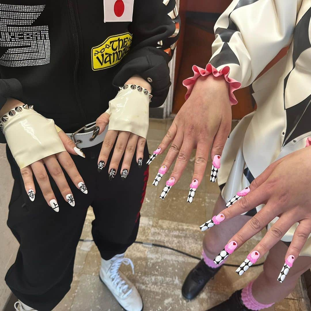 オランピアルタンさんのインスタグラム写真 - (オランピアルタンInstagram)「Some behind the scenes pictures from the @sukeban_world shoot in Tokyo and a closer look at the fantastic nails, meticulously hand painted by the best in the biz, my friend @nailsbymei 💅🏼💕🎨💪🏻 #thisissukeban #sukebanworld #nailsbymei」9月7日 19時58分 - olympialetan