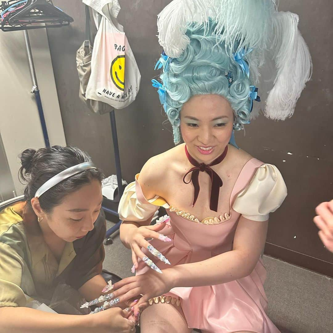 オランピアルタンさんのインスタグラム写真 - (オランピアルタンInstagram)「Some behind the scenes pictures from the @sukeban_world shoot in Tokyo and a closer look at the fantastic nails, meticulously hand painted by the best in the biz, my friend @nailsbymei 💅🏼💕🎨💪🏻 #thisissukeban #sukebanworld #nailsbymei」9月7日 19時58分 - olympialetan