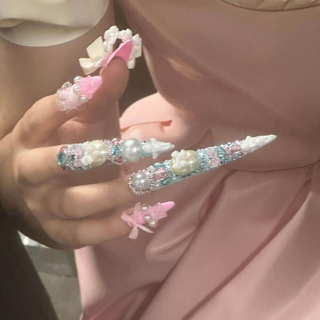 オランピアルタンさんのインスタグラム写真 - (オランピアルタンInstagram)「Some behind the scenes pictures from the @sukeban_world shoot in Tokyo and a closer look at the fantastic nails, meticulously hand painted by the best in the biz, my friend @nailsbymei 💅🏼💕🎨💪🏻 #thisissukeban #sukebanworld #nailsbymei」9月7日 19時58分 - olympialetan