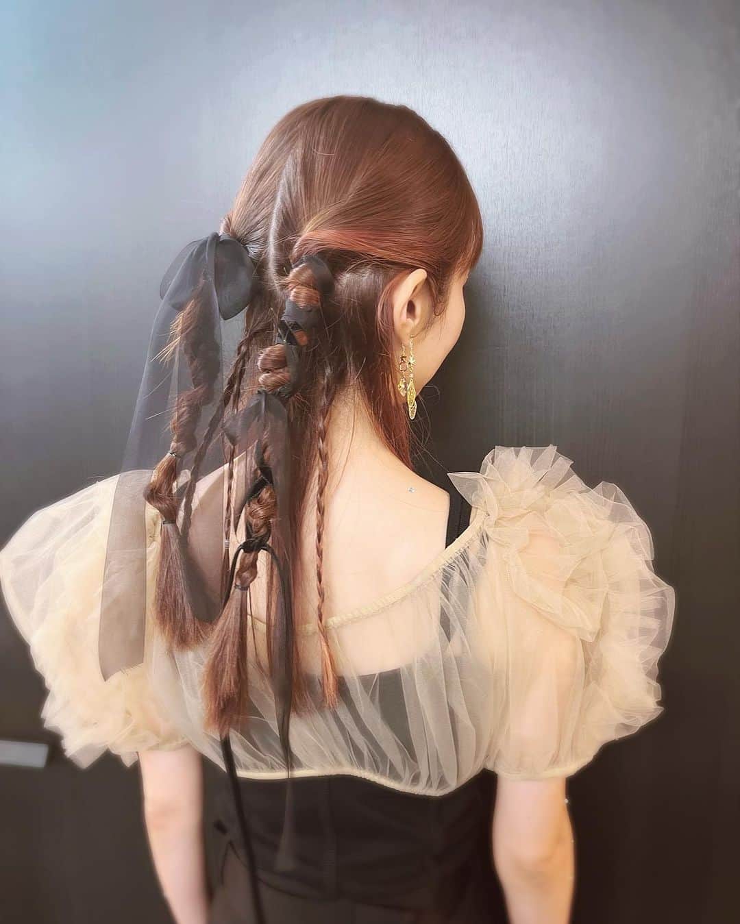 のインスタグラム：「ビルボードではビジュアルも大人のRYTHEMをお届けしました✨  ステージに立つとキラキラ照明があたって光る、星メイクがかわいかったです🌟 インナーカラーに合わせて、メイクもくすみピンクでまとめていただきました✨🎀  そして 「どうなっているの〜？？」という お声が多かった、 新しいYUIヘアはこちらです🤭  編み編みにリボンアートが組み合わさっていたよ🤍 毎回YUIヘアは、ヘアメイクさんの作品になっているのでわたしも仕上がりが楽しみなんです♡✨☺️  たくさん嬉しい感想もありがとうございます！！🙇‍♀️  みなさまに幸せをお届けすることができて、わたしも本当に幸せです✨  #RYTHEM #billboard #YUIヘア #新津由衣」