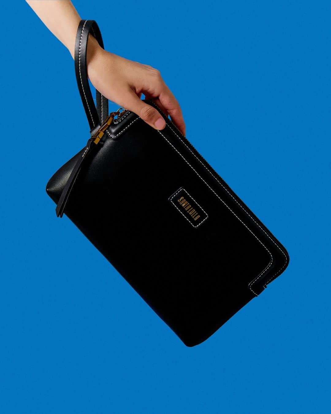 Santa Lollaのインスタグラム：「Pratica e versátil, a nova clutch possui alça de mão lateral e é ideal para carregar itens essenciais com muito estilo! [ 0450.40C9.0396.0001 | R$149,90 ]  #santalolla #santalollaverao24 #SLhandbags」