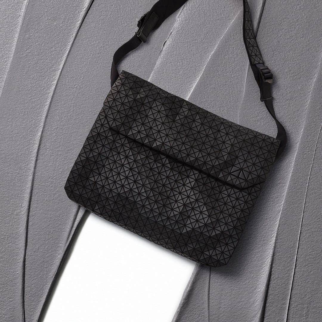 BAO BAO ISSEY MIYAKE Official Instagram accountのインスタグラム：「【KURO SERIES】 "FROGGY"  Release Month: September, 2023 *The release month might be different in each country.  #baobaoisseymiyake #baobao #isseymiyake #baobaoisseymiyakeAW23」