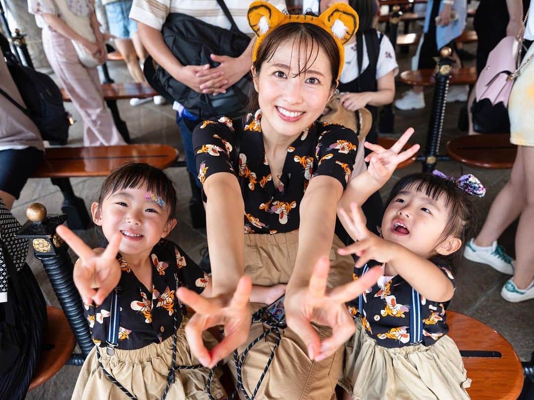 加藤千暁のインスタグラム：「2日目がディズニーシー 朝からテンション高く元気いっぱい☀️ 一日中楽しく遊べてよかった！！ 待ち時間はひたすらスノウ☺️ 乗り物もなかなか乗れるようになって満喫できた✨ 2日目はティガーで揃えた🐅 #ディズニーシー#disnysea」