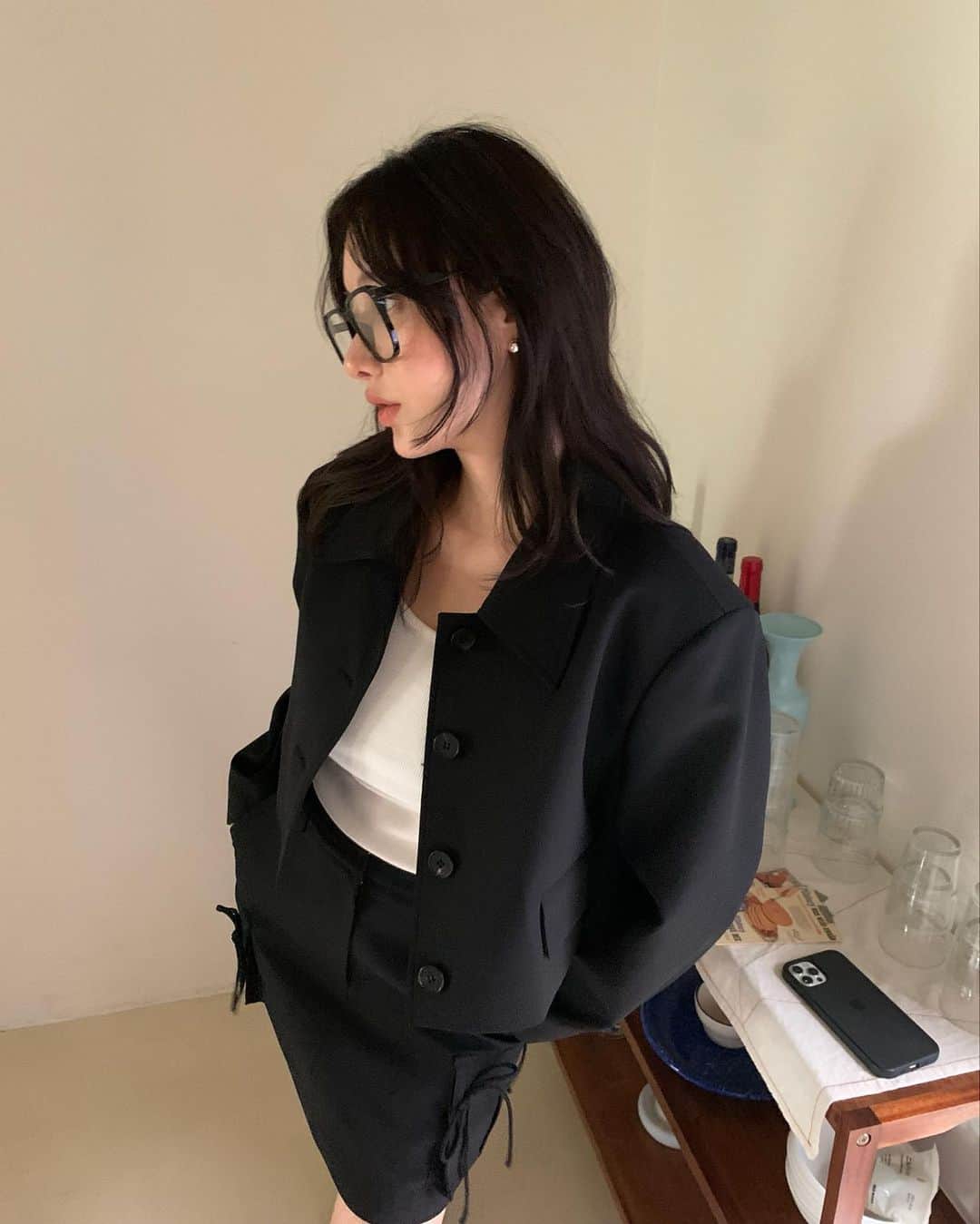 nanaのインスタグラム：「나흐나흐 가을 야심작 자켓도 스커트도 어느것하나 추천 하지 않을수가 없게 우리가 참 좋아하는 고급진 소재와 핏이랍매다 🖤 찐한 블랙으로 호감으로 변신!! (멘트뭐여)」