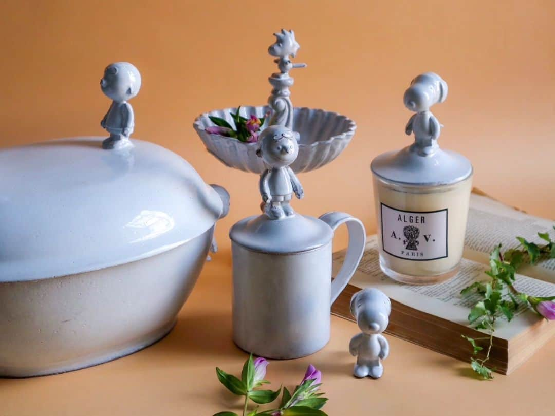 H.P.DECOのインスタグラム：「世界中で愛されているコミック『ピーナッツ』とASTIER de VILLATTE(@astierdevillatte)のコラボレーションで生まれた陶器は白い釉薬に包まれたキャラクターたちがチャーミング。  カップと蓋のセットやキャラクターたちがふんだんにあしらわれたスーピエールなど、お使いいただくのはもちろん、オブジェとして飾るのもおすすめです。  ----------------------------------------------------  【SHOP LIST】 ATELIER 表参道（旧H.P.DECO 表参道） 東京都渋谷区神宮前5-2-11 tel. 03-3406-0313  ATELIER 丸の内（旧H.P.DECO 丸の内） 東京都千代田区丸の内1-5-1 新丸の内ビルディング3Ｆ tel. 03-3287-1227  ATELIER 二子玉川（旧H.P.DECO 好奇心の小部屋 二子玉川） 東京都世田谷区玉川3-17-1 玉川高島屋ショッピングセンター南館4階 tel. 03-6411-7128  ATELIER 横浜（旧H.P.DECO 好奇心の小部屋 横浜） 神奈川県横浜市西区高島2-16-1 ルミネ横浜2階 tel. 045-534-8548  ATELIER 神戸（旧アッシュペーブチック） 神戸市中央区海岸通3-1-5 海岸ビルヂング北側1階 tel. 078-332-2327  ----------------------------------------------------  #astierdevillatte #アスティエドヴィラット #アスティエドヴィラットのある暮らし #マグカップ #キャンドル #クーベルチュール #オブジェ #スヌーピー #チャーリーブラウン #ウッドストック #陶器 #アート  #interiordesign #デザイン #海外インテリア #インテリア雑貨 #インテリアショップ」