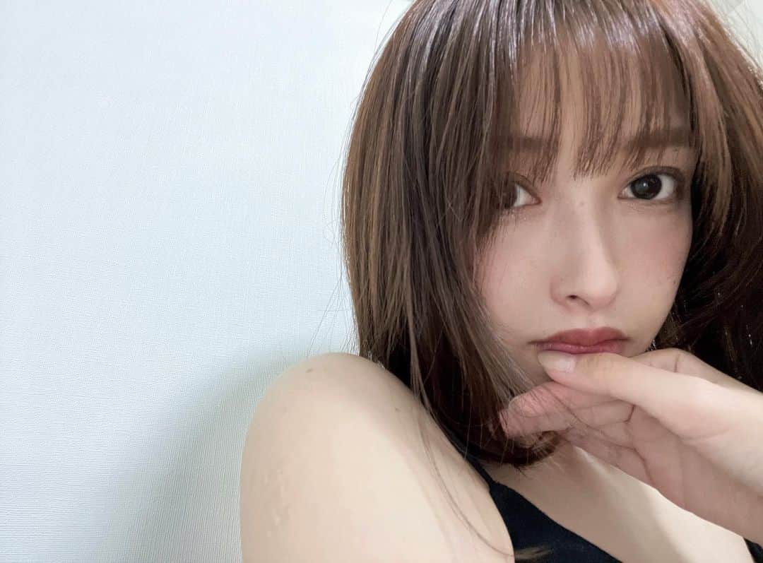 のインスタグラム：「.  cut&color: @momona_ouchi 🍑💕  秋に向けてこっくりブラウン🫶🏽𓏲𓇢𓂅 ボブからほんの少し伸ばしてみることに〜♡！ .」