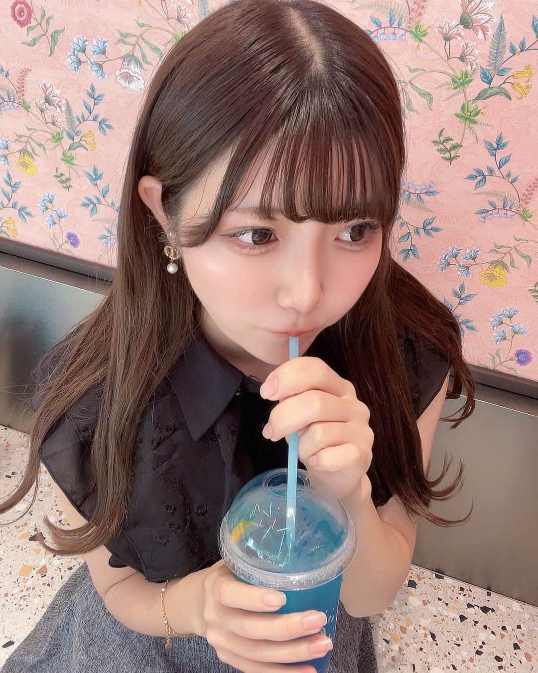 のインスタグラム：「一緒に飲む？」