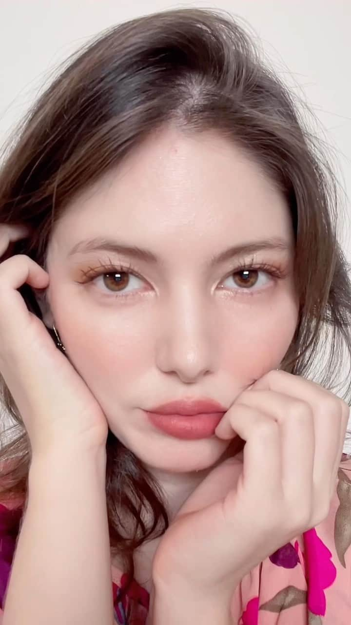 湊ジュリアナのインスタグラム：「日本語、English, português 👇 久しぶりのメイク動画💄 @givenchybeauty のメイクをプラスしたよ〜　やっぱり大人っぽくて好き🥰使っててテンション上がる上品なパッケージ〜✨これからの時期にピッタリな色合い❤️ I tried Givenchy new collection ✨ I love the color that it’s perfect for this coming season and the package is just fabulous that makes you feel fabulous ❤️ Experimentei a nova coleção da Givenchy ✨ Adoro a cor que é perfeita para esta próxima estação e a embalagem é simplesmente fabulosa que faz você se sentir fabulosa ❤️ ✨ ✨ ✨ #givenchy #givenchybeauty #ジバンシィ #ジバンシィビューティー #ジバンシー  #ジバンシーコスメ #makeup #メイク #メイク動画 #メイク好き #メイクアップ #メイク初心者」