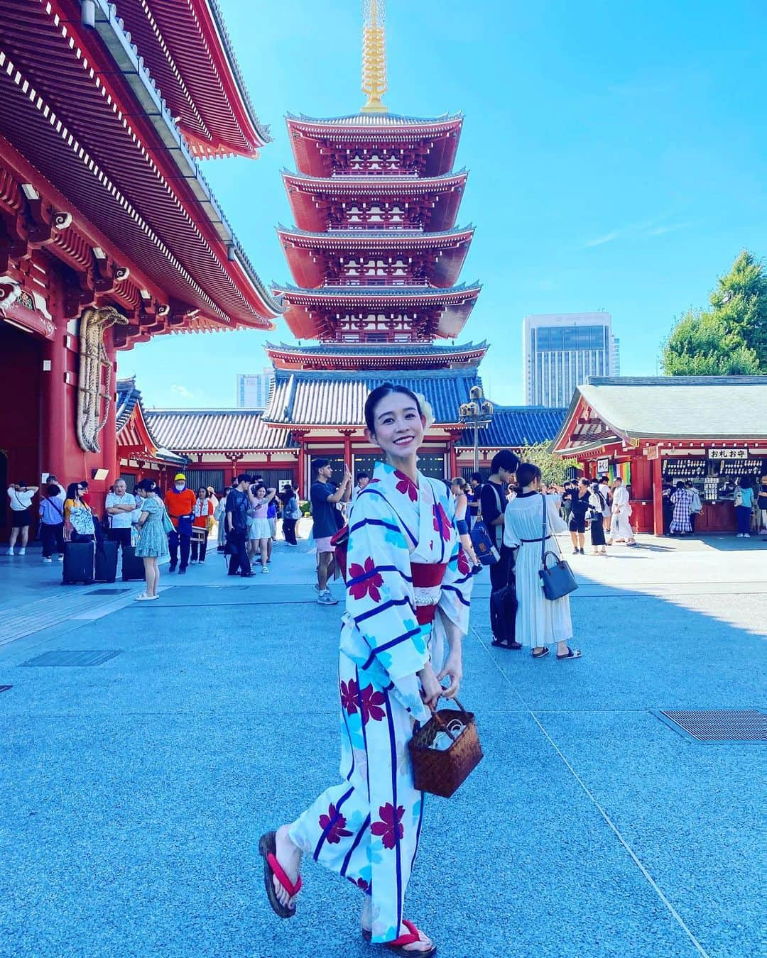 帆春さんのインスタグラム写真 - (帆春Instagram)「. アナザーフォト💁🏻‍♀️✨  #東京 #浅草 #浅草寺 #雷門 #浅草観光  #japan #japanese #japanesegirl #yukata  #浴衣 #浴衣ヘアアレンジ #ヘアアレンジ   #浅草浴衣レンタル #浴衣レンタル #着物 #浴衣レンタル浅草 #浅草浴衣 #カメラ #浅草着物 #レンタル着物 #アナザーフォト  テンション上がったから 別バージョンも載せちゃう！🤳🩵」9月7日 20時06分 - hoharu_oyama