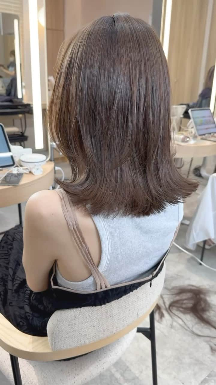 小西涼のインスタグラム：「お客様スタイル✂︎ ． シフォングレージュ×色っぽい肩はねボブ✨ ワンカールのスタイリング✂︎ 透明感・艶感の高いグレージュ✨ ． ばっさりありがとうございました😊✨  ． お客様一人ひとりに合わせたヘアスタイルを提案します💁‍♂️  【WaysTOKYO新宿店】どうぞよろしくお願い致します☺️ ． #ベージュ #オリーブ#オリーブベージュ #オリーブグレージュ  #レイヤーカット #レイヤー #ハイライト # #WaysTOKYO新宿」