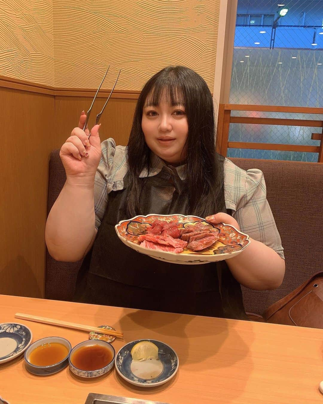 えみっくすさんのインスタグラム写真 - (えみっくすInstagram)「新宿エリアでおすすめの焼肉教えてって言われたときに「高田馬場になっちゃうんだけど…」ってよく名前を出すのが「金虎」なの₍ᐢ.ˬ.ᐢ₎前にも一度行ったときにめちゃくちゃお気に入りで、それ以来友達におすすめしたら友達もお気に入りにしてくれたりするお店🩷おいしい神戸牛が楽しめるの꒰ ¨̮ ꒱⸝♡ . 希少な雌牛が次々に提供されるんだけど、とろけるお肉と香り高い生胡椒と一緒に食べることができたり、付け合わせのキムチやナムルの量もクオリティも高くて非の打ち所無し🥺❣️そして、伊万里焼のお皿がめちゃくちゃかわいくてテンション上がる(ᐡ｡• · •｡ᐡ)♡ . 完全個室は4人～6人向けだけど、お店自体が結構綺麗で落ち着いた雰囲気だからここなら個室じゃなくても落ち着いてたべれて大丈夫かも🫶🏻  🍬 .｡ _________________________ ｡. 🍬   　えみっくすおすすめのグルメ情報を ︎︎ 　　　▶️ #えみっくすグルメ ◀️  　　　でまとめています⸜(*⃙⃘'ᵕ'*⃙⃘)⸝⋆*   　気になるお店があればぜひ食べに行って  　ハッシュタグをつけて投稿してね📷✨  🍬 .｡ _________________________ ｡. 🍬  PR @kanetora_kobebeef #高田馬場グルメ #新宿焼肉 #新宿ディナー #新宿デート #飯田橋焼肉 #神戸焼肉金虎 #高田馬場焼肉  #高田馬場  #新宿グルメ #神戸牛  #焼肉  #焼肉好きな人と繋がりたい  #肉スタグラム  #フォトジェ肉  #肉食女子  #グルメ  #グルメ好きな人と繋がりたい  #グルメ女子  #グルメスタグラム  #東京グルメ  #金虎  #ぽっちゃり  #ぽっちゃり女子  #ぽっちゃりさんと繋がりたい  #ぽっちゃり大人女子  #ぽっちゃりモデル  #ぽっちゃり女子と繋がりたい  #ミスiD2022  #プラスサイズ」9月7日 20時17分 - emix_momoka