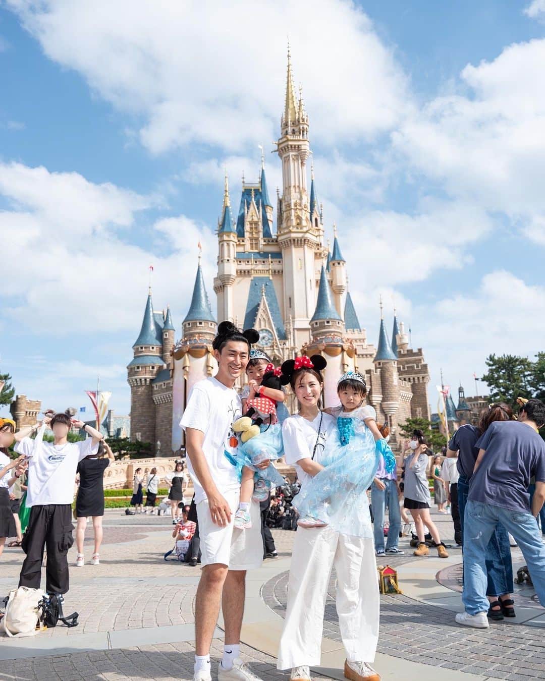 加藤千暁のインスタグラム：「ディズニーランド1日目 夏のディズニーはやばかった😇🔥 シンデレラ城の前だけ写真頑張った！！ エルサ2人❄️とオラフ2人⛄️ 乗りたいって言ってたかはじめてのバスも喜んでた☺️ さくらちゃんのパレードを見て感動して顔が、、うそんってくらい輝いてて笑っちゃう🥹笑 シンデレラ城の前で気持ちまでエルサ入っちゃって演技してたふうかちゃん☺️笑 家帰ってもエルサよん💋 ってめっちゃ言ってくる笑 楽しかったー🥹✨ #ディズニーランド#disneyland#エルサとオラフ」