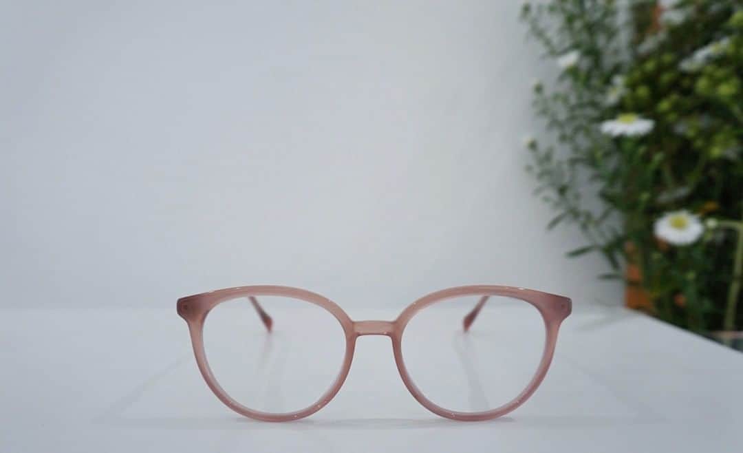 MYKITA SHOP TOKYOのインスタグラム：「【ACETATE Collection"AYAN Pinkclay/Silkpurplebronze"】   フロント上部が目じりに向かい緩やかに上がる、ややフォックスがかったシルエットが特徴的なデザインです。 柔らかなモデルカラーは肌なじみが良く、お肌が明るく華やかになります。   ACETATE Collection "AYAN Pinkclay/Silkpurplebronze"   AYAN Pinkclay/Silkpurplebronze has a distinctive silhouette with a slightly foxy look that gently rises at the top of the front towards the eye rims. The soft model color blends well with the skin, brightening and glamorizing the skin.  #mykita  #mykitaacetate  #eyewear  #eyewearfashion  #マイキータ #メガネ」