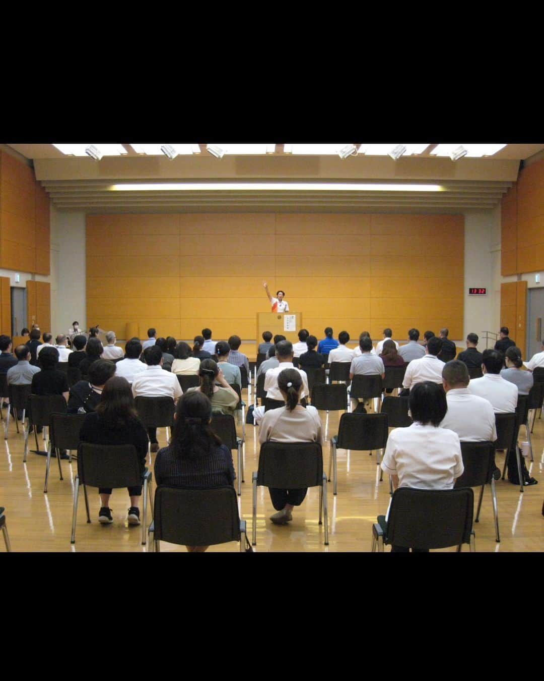 池谷幸雄さんのインスタグラム写真 - (池谷幸雄Instagram)「茨城県庁にて、職員の皆様へ健康についての講演と実技指導をさせて頂きました🎙️ ストレッチやラジオ体操を指導させて頂いたのですが、皆様真剣に取り組んで下さいました🤸 ありがとうございました😀 #茨城県 #県庁 #ストレッチ #ラジオ体操第一 #池谷幸雄」9月7日 20時10分 - yukio_iketani