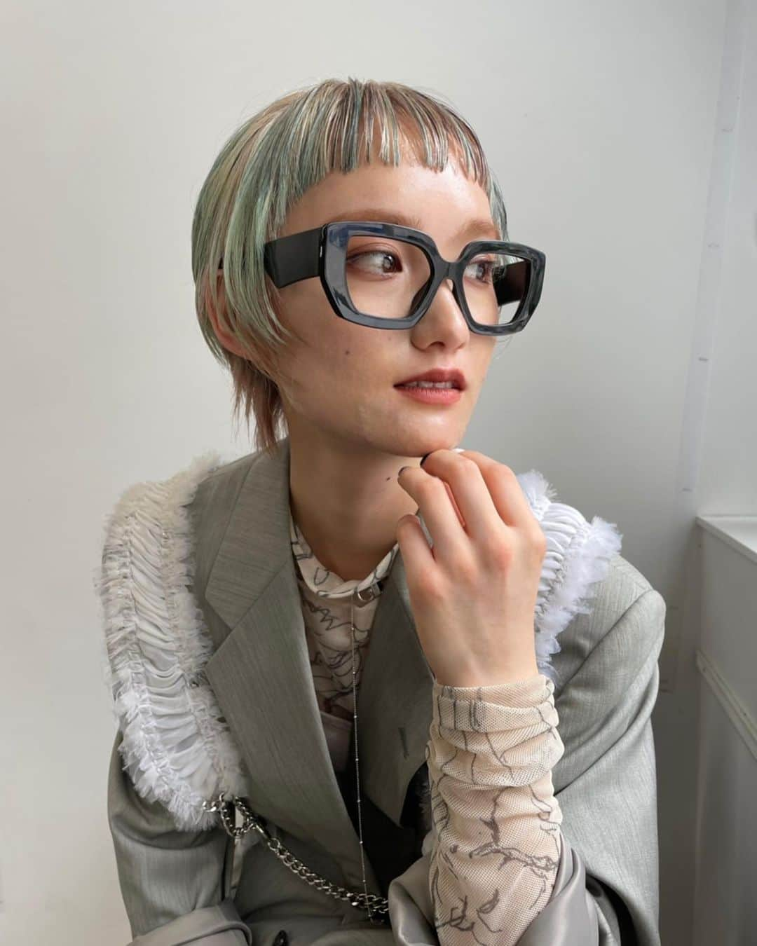 内田聡一郎さんのインスタグラム写真 - (内田聡一郎Instagram)「after→before✂️ 2section short  hair @soucuts  make @leco_yuuka  fashion @leco_yuuka  color by @fiole_official  thanks @dalia_official_jp   #ショートヘア　#short #ツーセクション　#デザインカラー #フィヨーレ　#🇨🇳 #中国 #美容師　#ショート」9月7日 20時10分 - soucuts