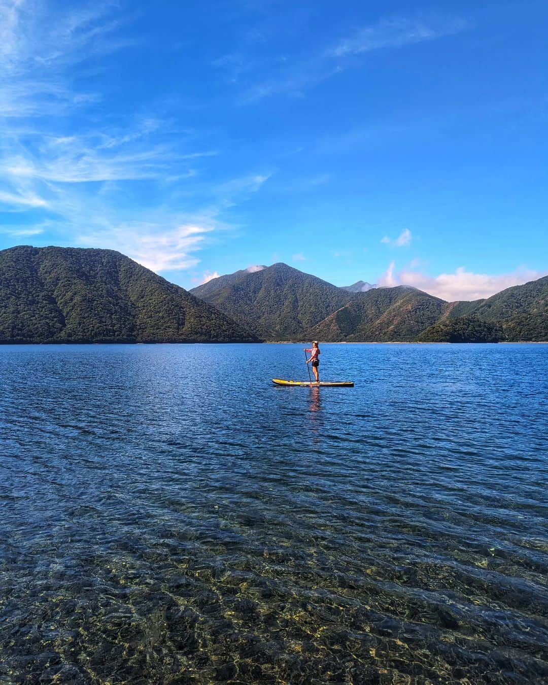 芳美リンのインスタグラム：「毎年恒例の、本栖湖レークサイドキャンプ場🗻 8月の終わり、駆け込みで行けたー♪  天気にも恵まれて、SUP日和で嬉しかったな♪🌊  水がキラキラ綺麗でした(*^^*)  #本栖湖#本栖湖レークサイドキャンプ場 #SUP#湘南SUPガール#captainstag#鹿番長 #アウトドア女子」