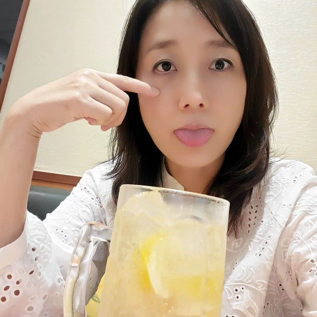 常世晶子さんのインスタグラム写真 - (常世晶子Instagram)「今日の写真は、あっかんべーってことで😛  仕事終わり。 お酒飲んでる。  大きいやつ。 ファミレスで一息。  #肩こり継続中 #何か良くないのかな… #姿勢かな？？🙄  #ちょっとだけ疲れておりますー」9月7日 20時11分 - tokoyo_shoko