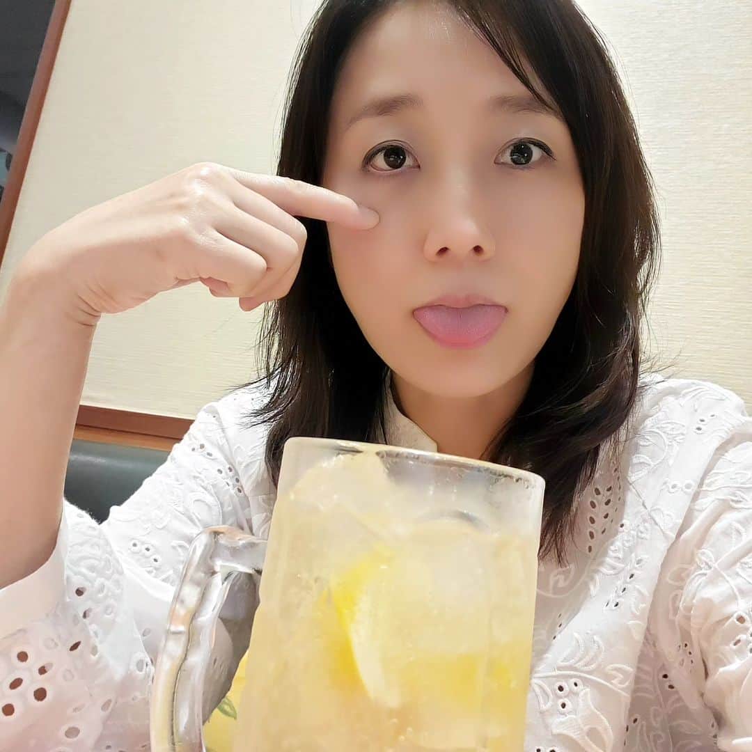 常世晶子のインスタグラム：「今日の写真は、あっかんべーってことで😛  仕事終わり。 お酒飲んでる。  大きいやつ。 ファミレスで一息。  #肩こり継続中 #何か良くないのかな… #姿勢かな？？🙄  #ちょっとだけ疲れておりますー」