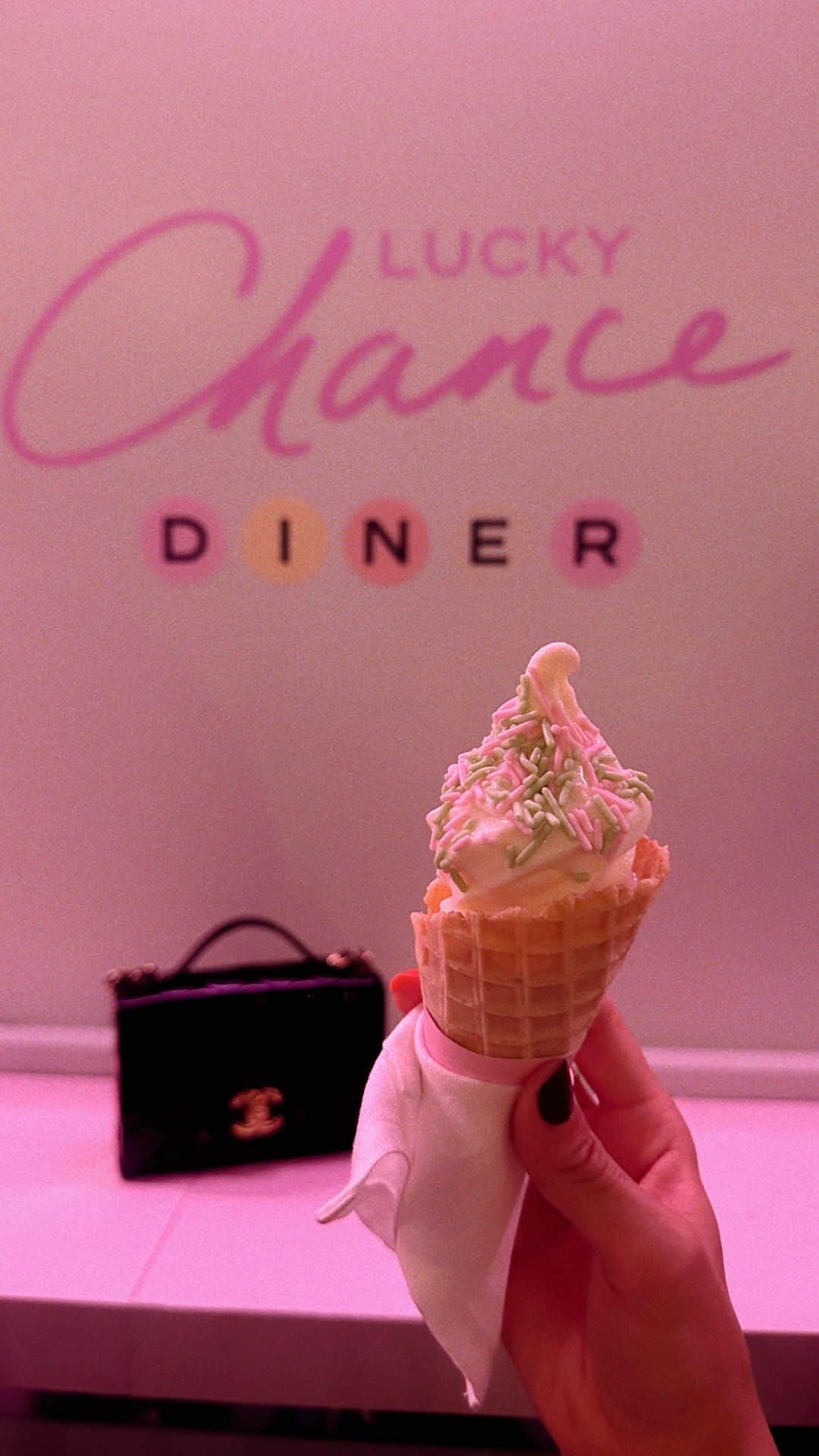 アリス・ガオのインスタグラム：「the #luckychancediner has popped up in town, and it’s not serving your ordinary fare. fun surprises at every corner 🍬! @welovecoco @chanel.beauty」