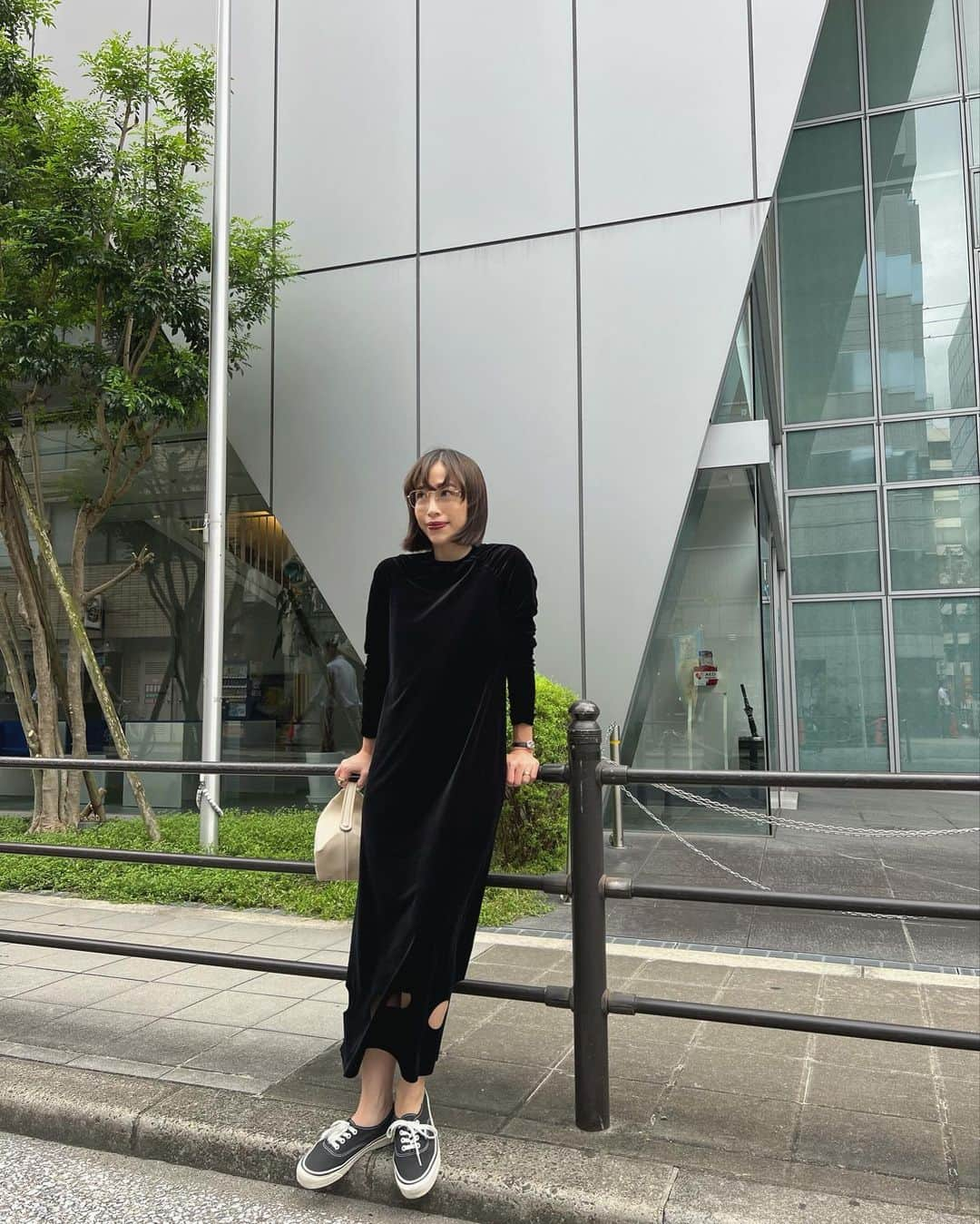 山内一世さんのインスタグラム写真 - (山内一世Instagram)「シンプルながらもモードな CIRCLE CUT VELOUR DRESS⚫️ ヒートカット加工で裾にサークルカットを施し、抜け感を演出。縫製ではなく熱で裁断をしているので、端部のほつれ防止にもなり、なにより美しいカッティングが特徴です🕯️ つるんと着るだけでかわいく仕上がる、一枚です♡  いよいよ2日前に迫った、 @meer._official 23FW OSAKA POPUP STORE🩶 お天気も良さそうで良かった🥹  お越しくださる皆さまはどうぞ、 お気をつけてご来店くださいませ✊🤍  ▪︎23fw collection POPUP STORE/ OSAKA 9/9(sat.)-9/11(mon.) 11:00-19:00 場所/imagine&design 大阪市中央区南船場2-6-12  ▪︎23fw collection POPUP STORE/ TOKYO 9/23(sat.)-9/25(mon.) 11:00-19:00(※最終日は16時まで) 場所/リードシー代官山 東京都渋谷区代官山町20-5」9月7日 20時13分 - zu_meer