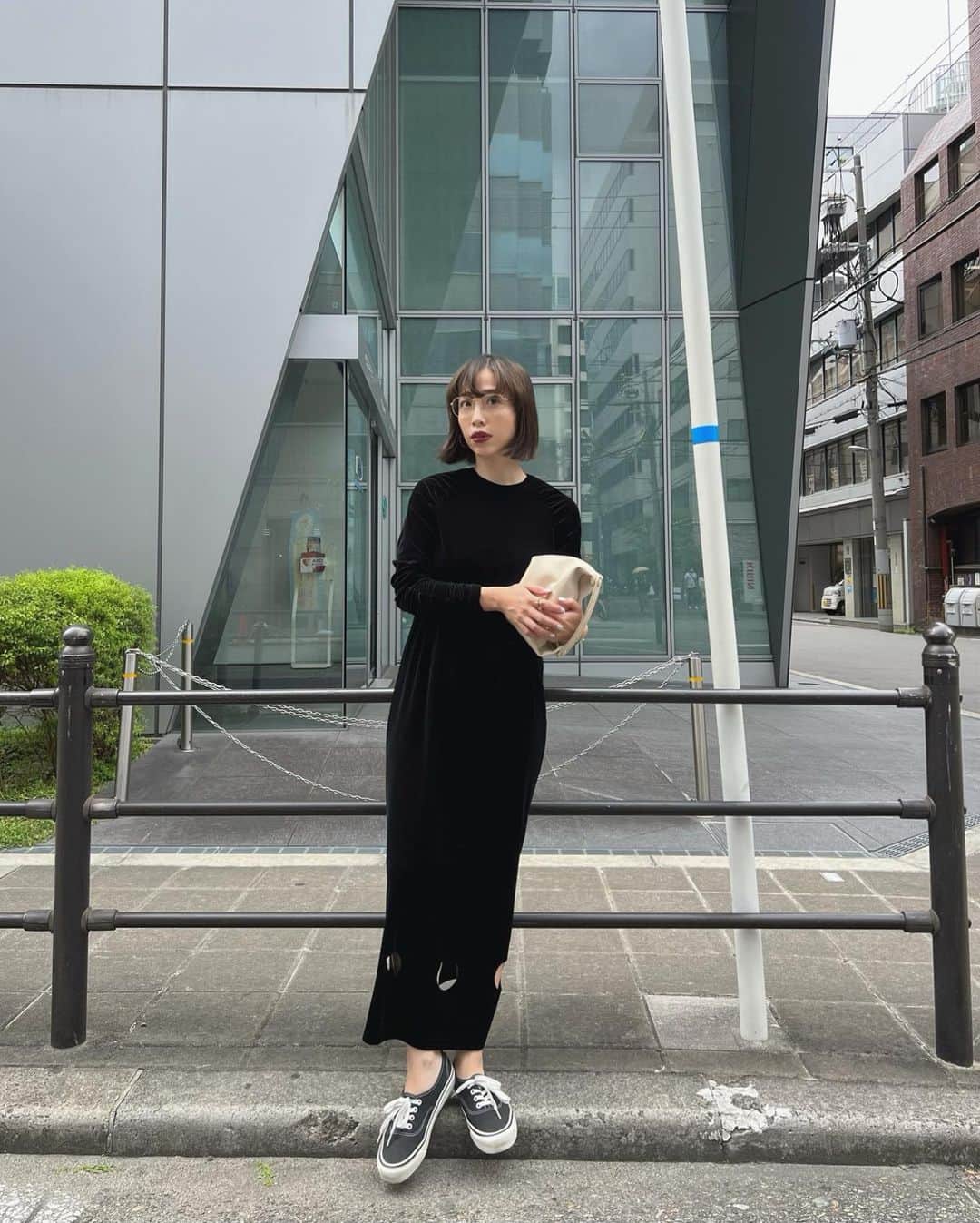 山内一世のインスタグラム：「シンプルながらもモードな CIRCLE CUT VELOUR DRESS⚫️ ヒートカット加工で裾にサークルカットを施し、抜け感を演出。縫製ではなく熱で裁断をしているので、端部のほつれ防止にもなり、なにより美しいカッティングが特徴です🕯️ つるんと着るだけでかわいく仕上がる、一枚です♡  いよいよ2日前に迫った、 @meer._official 23FW OSAKA POPUP STORE🩶 お天気も良さそうで良かった🥹  お越しくださる皆さまはどうぞ、 お気をつけてご来店くださいませ✊🤍  ▪︎23fw collection POPUP STORE/ OSAKA 9/9(sat.)-9/11(mon.) 11:00-19:00 場所/imagine&design 大阪市中央区南船場2-6-12  ▪︎23fw collection POPUP STORE/ TOKYO 9/23(sat.)-9/25(mon.) 11:00-19:00(※最終日は16時まで) 場所/リードシー代官山 東京都渋谷区代官山町20-5」
