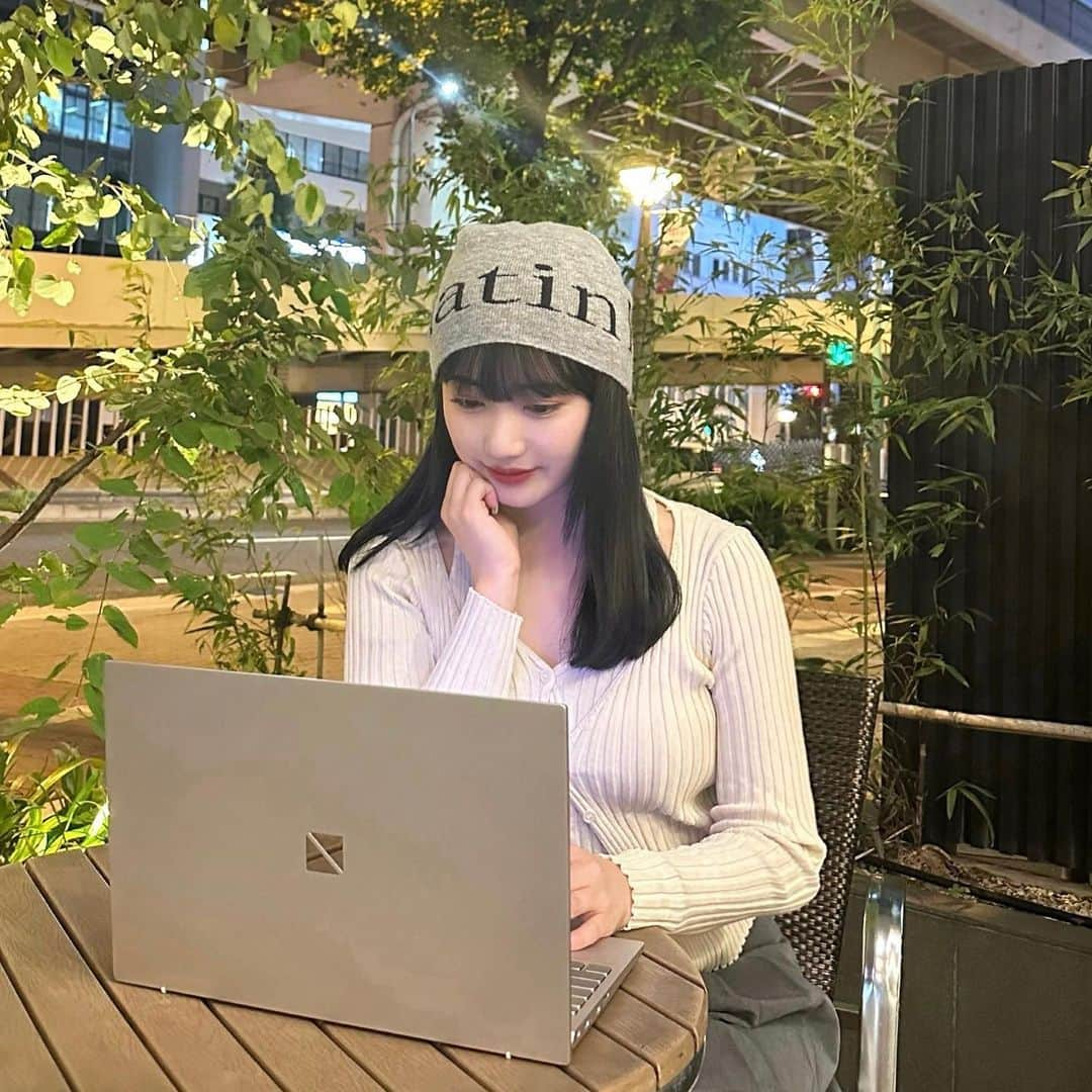 河﨑莉奈さんのインスタグラム写真 - (河﨑莉奈Instagram)「夜のテラス席でゆっくりパソコンTime💻🩶  シンプルでスタイリッシュなデザインが可愛いのと、すごく軽いから持ち運びに便利なノートパソコン🩶  どのパソコン買うか迷っている方は <LAVIE N13>シリーズをチェックしてみてください❕  @lavie_city   #NEC #LAVIE #ノートパソコン #パソコン　#lavie_n13  #大学生パソコン　#新生活　#pr」9月7日 20時14分 - rinya5588