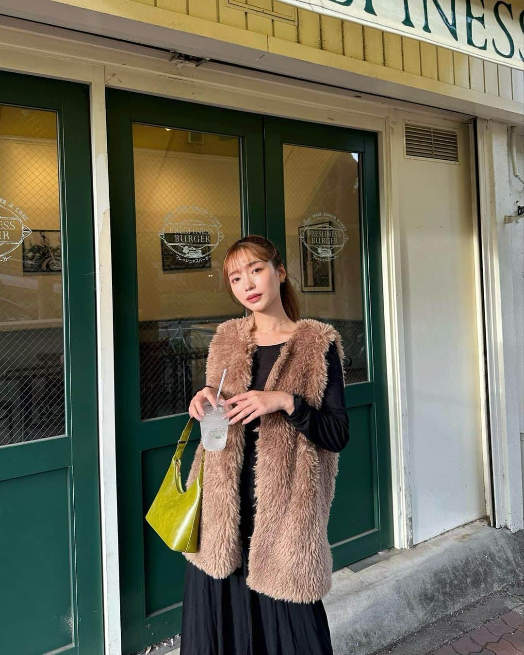 YUKIKOのインスタグラム：「. 秋コーデ🍂 シンプルなアイテムにプラス🤍 ファーベスト好きで集めがち☺️✨ @angie_vintage_official   zozotownで1000円クーポン出てたよ❤️‍🔥  #秋コーデ #ファーベスト #angie #angie_vintage #angie_ootd」