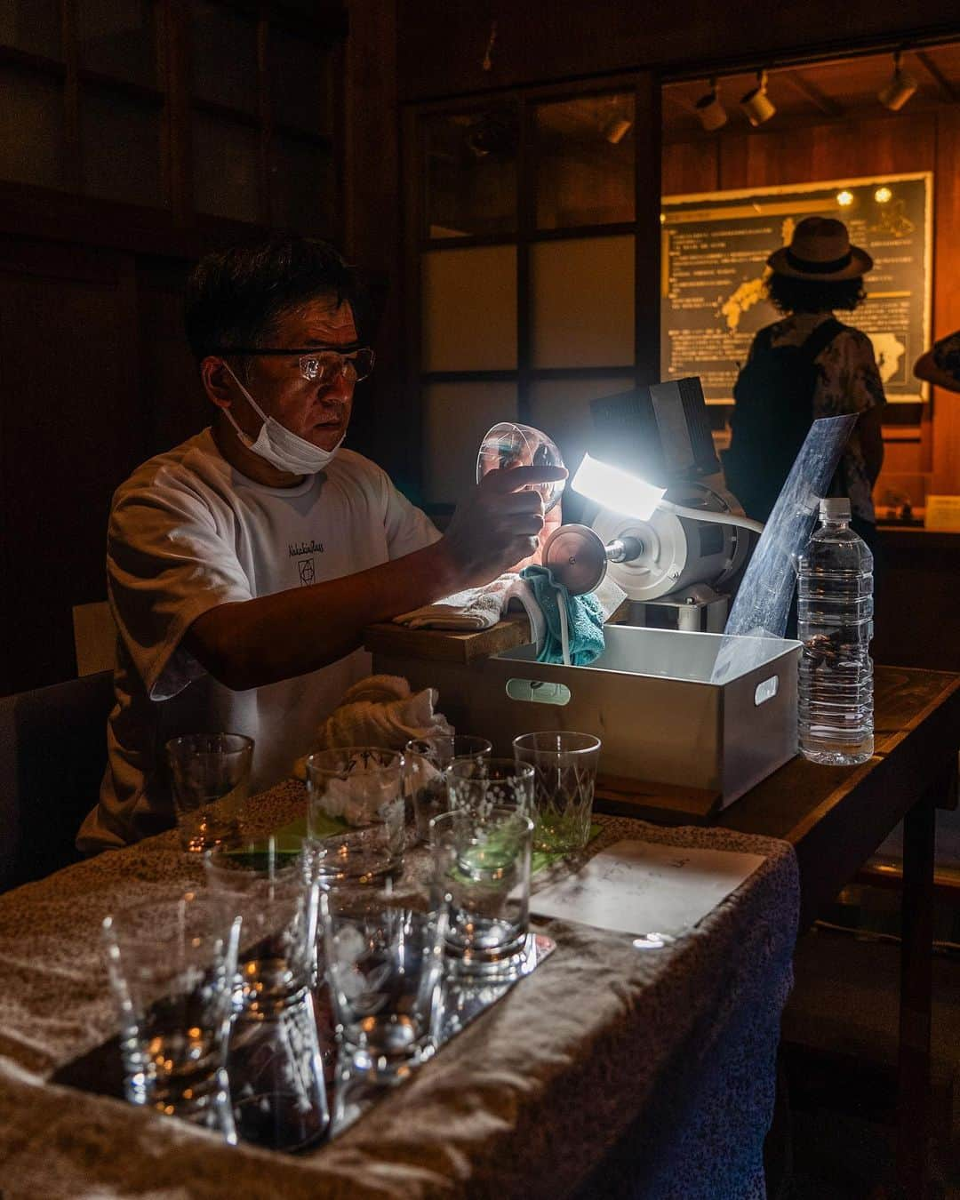 Promoting Tokyo Culture都庁文化振興部さんのインスタグラム写真 - (Promoting Tokyo Culture都庁文化振興部Instagram)「The "Special Evening Opening: Downtown Summer Evening " took place on August 5-6 at the Edo-Tokyo Open Air Architectural Museum.   The paths were illuminated with lanterns and adorned with bamboo decorations while the soothing sounds of "fūrin" wind chimes filled the air. This ambiance transported visitors to the bygone days of Tokyo, a unique experience only available during these two summer evenings.   Within the historic buildings, guests could participate in hands-on demonstrations of traditional Tokyo crafts like Edo faceting. The event attracted a lively crowd, all savouring the charms of a summer evening in this historical setting.   -   8月5日・6日にかけて、江戸東京たてもの園で開催された「夜間特別開園 たてもの園 下町夕涼み」🎐  小道に灯る提灯や竹飾りのあかりに涼しげな風鈴の音色など、夏のこの2日間だけ出会える、風情溢れる下町の風景が広がっていました。  また歴史的建造物の中では、江戸切子といった東京の伝統工芸を間近で体感できる実演も開催。  夏の夕べを楽しむ多くの方々で賑わった園内をご覧ください。   #tokyoartsandculture   #edotokyoopenairarchitecturalmuseum  #江戸東京たてもの園 #たてもの園 #夕涼み   #artoftheday #fineart #artstagram #artlover #fineartphotography #art_of_japan_ #artjournal #artworld #artphoto #arthistory #finearts #artworkoftheday #artandculture #artsandculture #artculture #instaartlovers #loveofart #artexperience #culturalexperience #artlovefeed #cultureofcreatives #creativeart #exhibitionview #artexhibition #exhibitions」9月7日 20時15分 - tokyoartsandculture