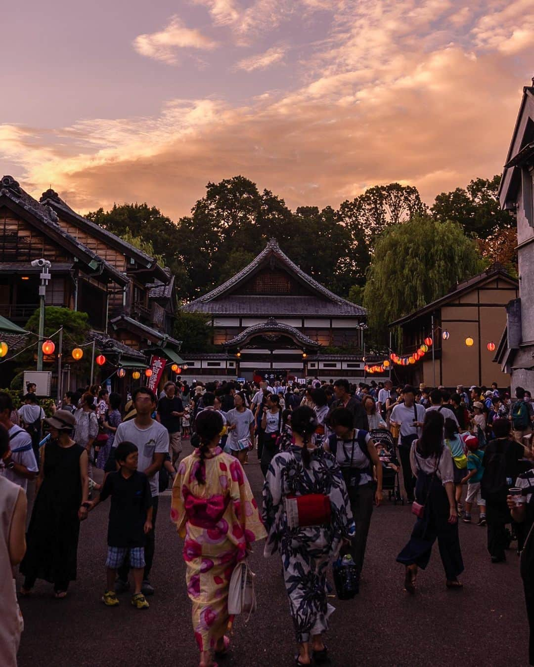 Promoting Tokyo Culture都庁文化振興部のインスタグラム：「The "Special Evening Opening: Downtown Summer Evening " took place on August 5-6 at the Edo-Tokyo Open Air Architectural Museum.   The paths were illuminated with lanterns and adorned with bamboo decorations while the soothing sounds of "fūrin" wind chimes filled the air. This ambiance transported visitors to the bygone days of Tokyo, a unique experience only available during these two summer evenings.   Within the historic buildings, guests could participate in hands-on demonstrations of traditional Tokyo crafts like Edo faceting. The event attracted a lively crowd, all savouring the charms of a summer evening in this historical setting.   -   8月5日・6日にかけて、江戸東京たてもの園で開催された「夜間特別開園 たてもの園 下町夕涼み」🎐  小道に灯る提灯や竹飾りのあかりに涼しげな風鈴の音色など、夏のこの2日間だけ出会える、風情溢れる下町の風景が広がっていました。  また歴史的建造物の中では、江戸切子といった東京の伝統工芸を間近で体感できる実演も開催。  夏の夕べを楽しむ多くの方々で賑わった園内をご覧ください。   #tokyoartsandculture   #edotokyoopenairarchitecturalmuseum  #江戸東京たてもの園 #たてもの園 #夕涼み   #artoftheday #fineart #artstagram #artlover #fineartphotography #art_of_japan_ #artjournal #artworld #artphoto #arthistory #finearts #artworkoftheday #artandculture #artsandculture #artculture #instaartlovers #loveofart #artexperience #culturalexperience #artlovefeed #cultureofcreatives #creativeart #exhibitionview #artexhibition #exhibitions」