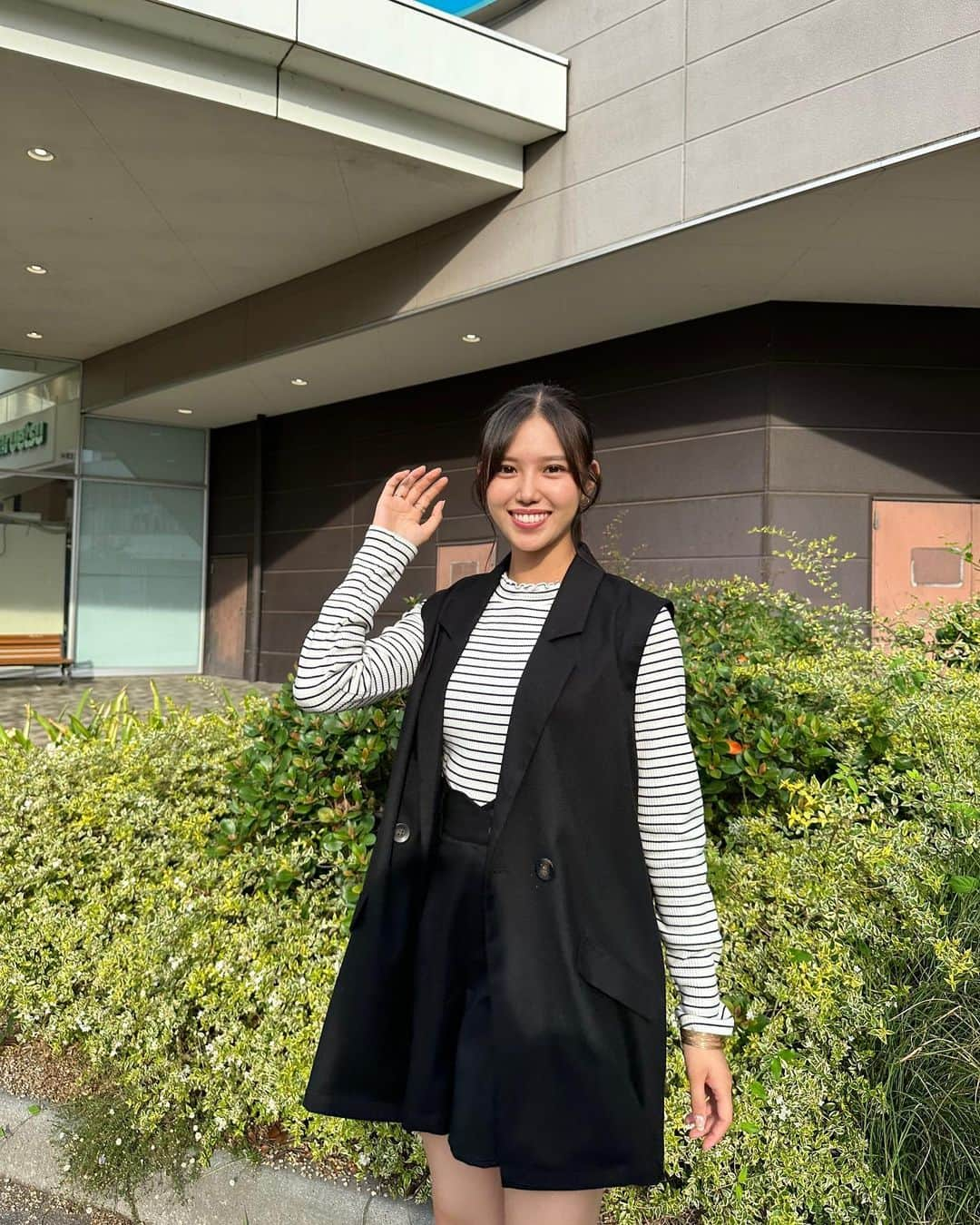 増田小春のインスタグラム：「ーーーーー お洋服どこのー！！ってたくさん聞かれていたお洋服っ！  キラチャレ1日目の衣装💗🌟  @lovetoxic_official   私は特にテレコインナーがお気に入りだった💓  #lovetoxic #fashion #衣装 #こはる #makeup #白黒コーデ #ジレセットアップ #セットアップ」