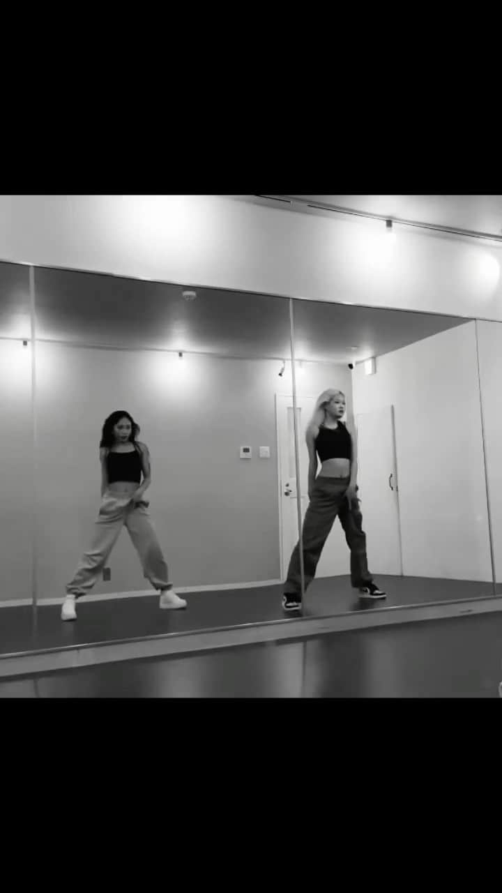 川端結愛のインスタグラム：「choreo by YUME ,RICO🎵🖤  踊りたいなあーー 今年のはじめ頃の🕺🏼  #dance」