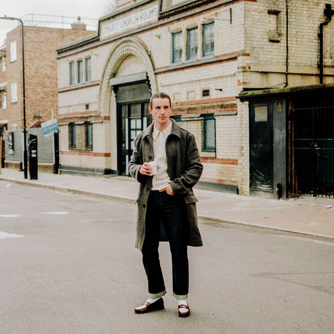 Johnstonsのインスタグラム：「As part of our Kindred Spirit series, we connect with creatives who share our passion for craftsmanship, heritage and community. Award-winning photographer GarçonJon captured London-born Leo Westcott, who works in the film industry, wearing our Wool Car Coat.⁣ ⁣ ⁣ ⁣ ⁣ ⁣ ⁣ ⁣ #JohnstonsOfElgin #GarçonStyle #KindredSpirits #Wool #WoolCoat」