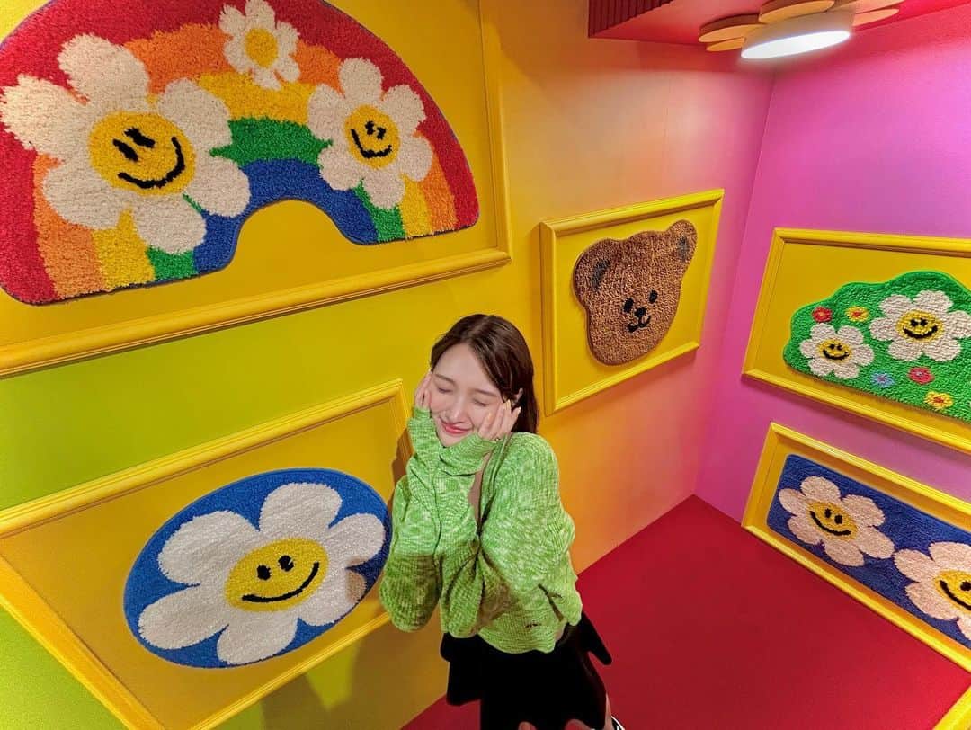 前川歌音さんのインスタグラム写真 - (前川歌音Instagram)「お姉様方と韓国旅行〜 wigglewiggleの店内がかなりタイプで自分ちもこれにしたい🧸  服を持っていって無さすぎたので緑の服は現地で調達したものです！  牛ユッケ美味しかった〜 タコが踊り狂ってたのでなかなか食べにくかったけど🐙  #wigglewiggle  #위글위글」9月7日 20時17分 - kanon_maekawa