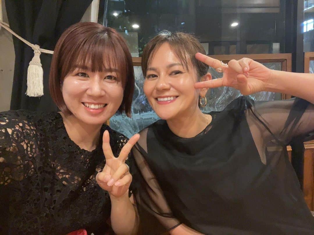 宮里藍のインスタグラム：「みずきちゃんが忙しい事はいい事。あれから一年経って、こんな風にゲラゲラ笑いながら、美味しい物沢山食べて過ごせる夜が本当に幸せ。  みずきちゃんの誕生日はだいぶ前だけど、遅れてでもお祝い出来て本当嬉しかったなぁ。  また来年のお誕生日も、笑って迎えられるように、この1年も健康第一でがんばろねっ☺️♡  #彼女が忙しすぎて #だいぶ遅れてお祝い #この日も美味しすぎた #胸いっぱいお腹いっぱい #誕生日おめでとう　 #元気でいてくれてありがとう #bff❤️」