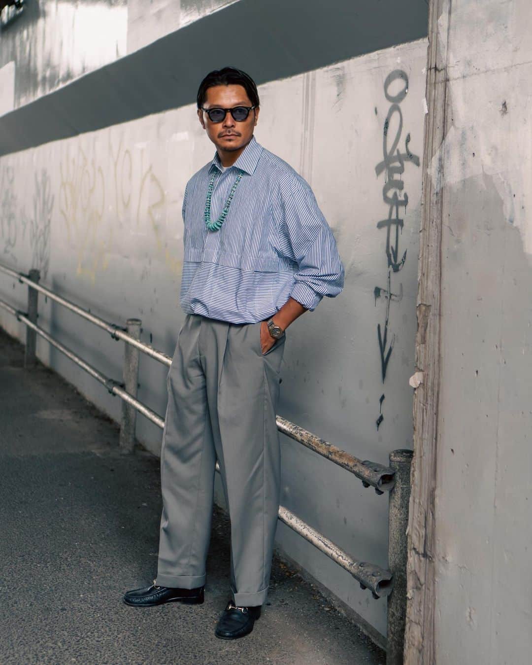 高田朋佳さんのインスタグラム写真 - (高田朋佳Instagram)「ストライプシャツにグレースラックス。 誰もが知る定番の合わせだけど シルエットやディテール 小物使いでパーソナライズ。  #wearlness #salondewearlness」9月7日 20時17分 - tomoyoshi_takada