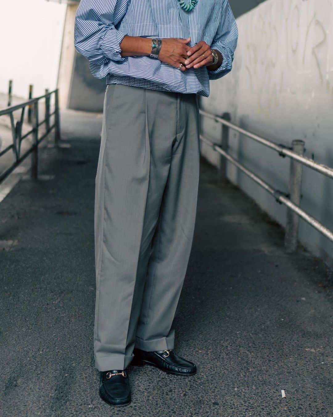 高田朋佳さんのインスタグラム写真 - (高田朋佳Instagram)「ストライプシャツにグレースラックス。 誰もが知る定番の合わせだけど シルエットやディテール 小物使いでパーソナライズ。  #wearlness #salondewearlness」9月7日 20時17分 - tomoyoshi_takada